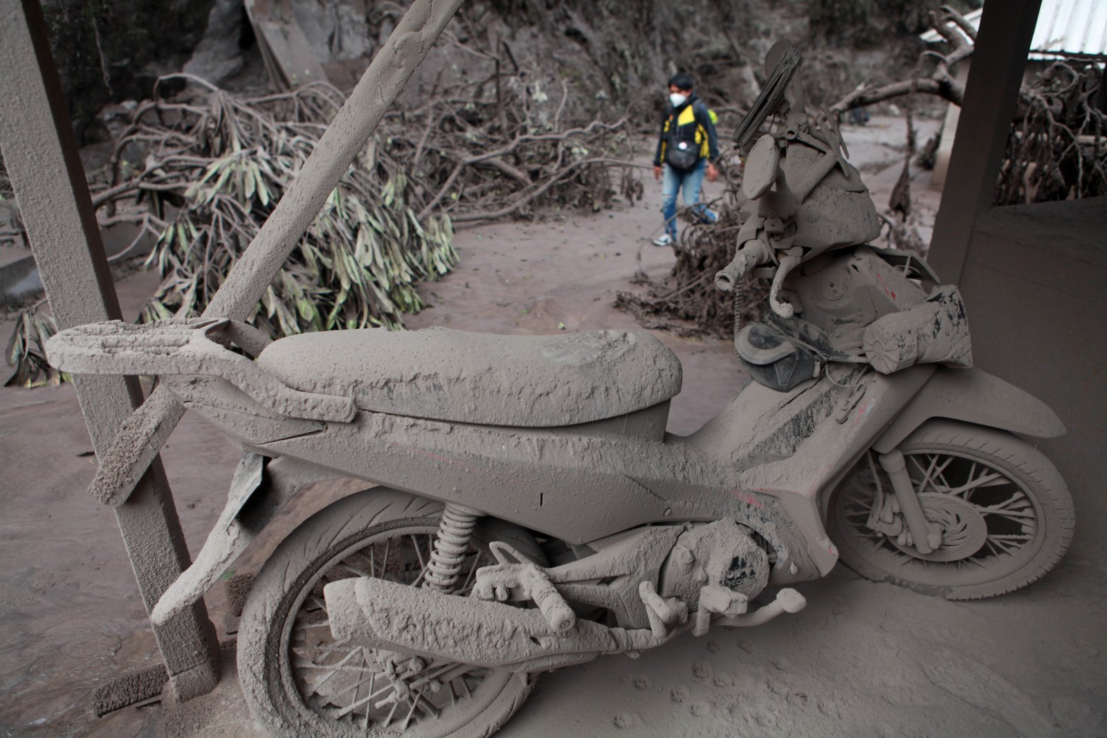 這是12月5日在印度尼西亞爪哇島東部盧馬姜拍攝的被火山噴發物覆蓋的摩托車。（新華社）