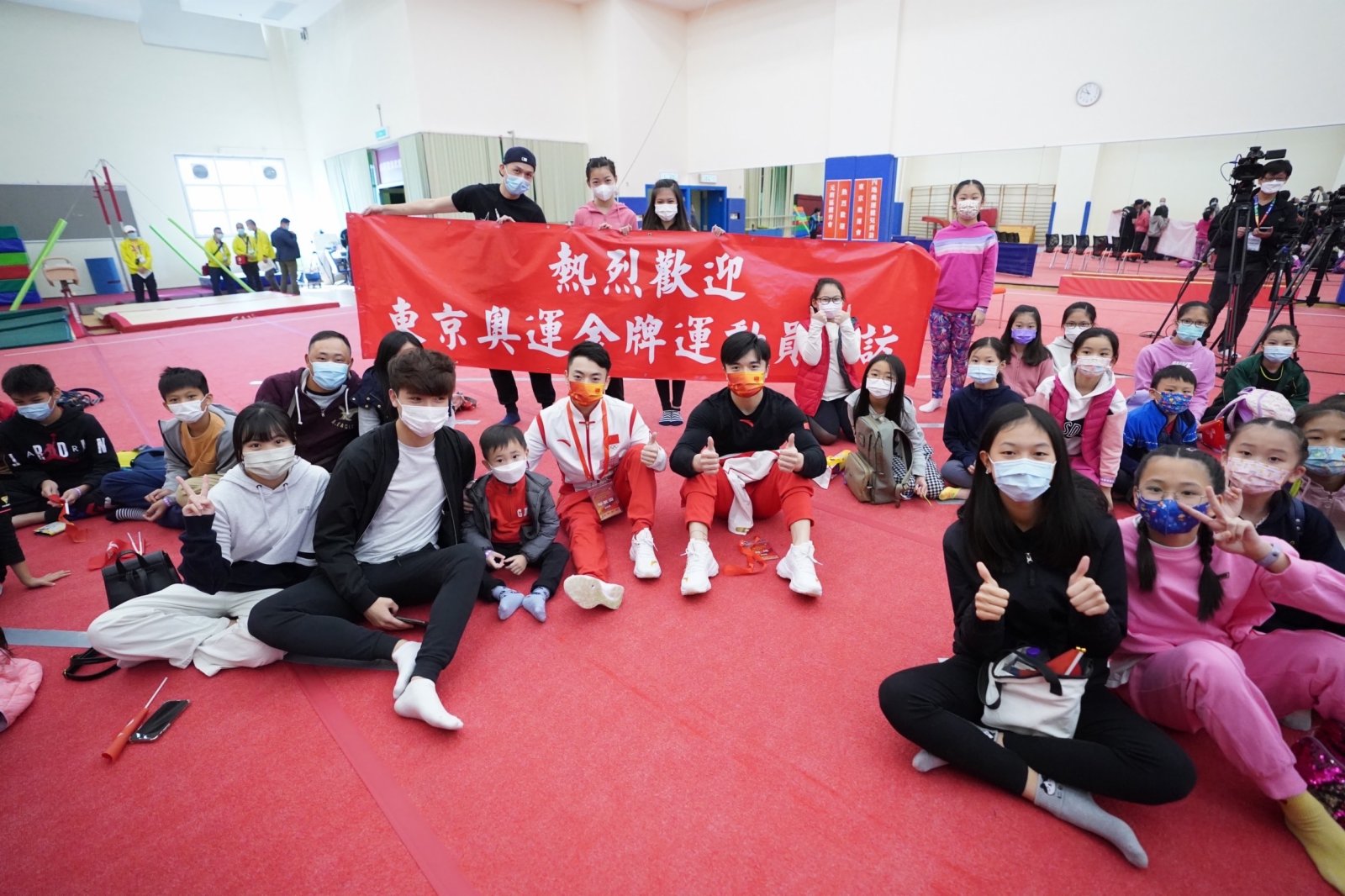 內地奧運健兒代表團成員鄒敬園（左八）、劉洋（左九）參加活動的市民合影。（新華社）