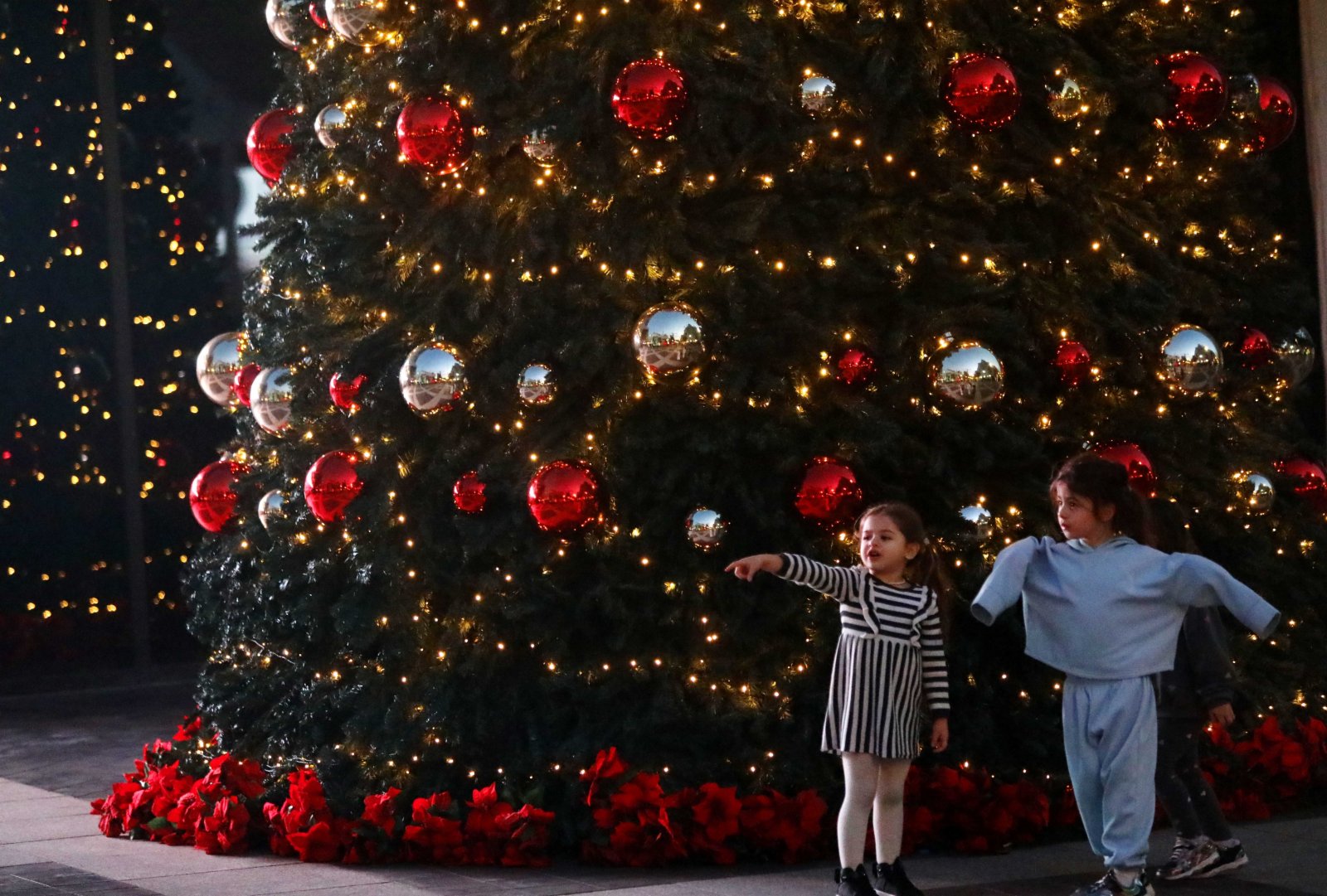 12月6日，兒童在黎巴嫩貝魯特街邊的聖誕節裝飾旁玩耍。新華社
