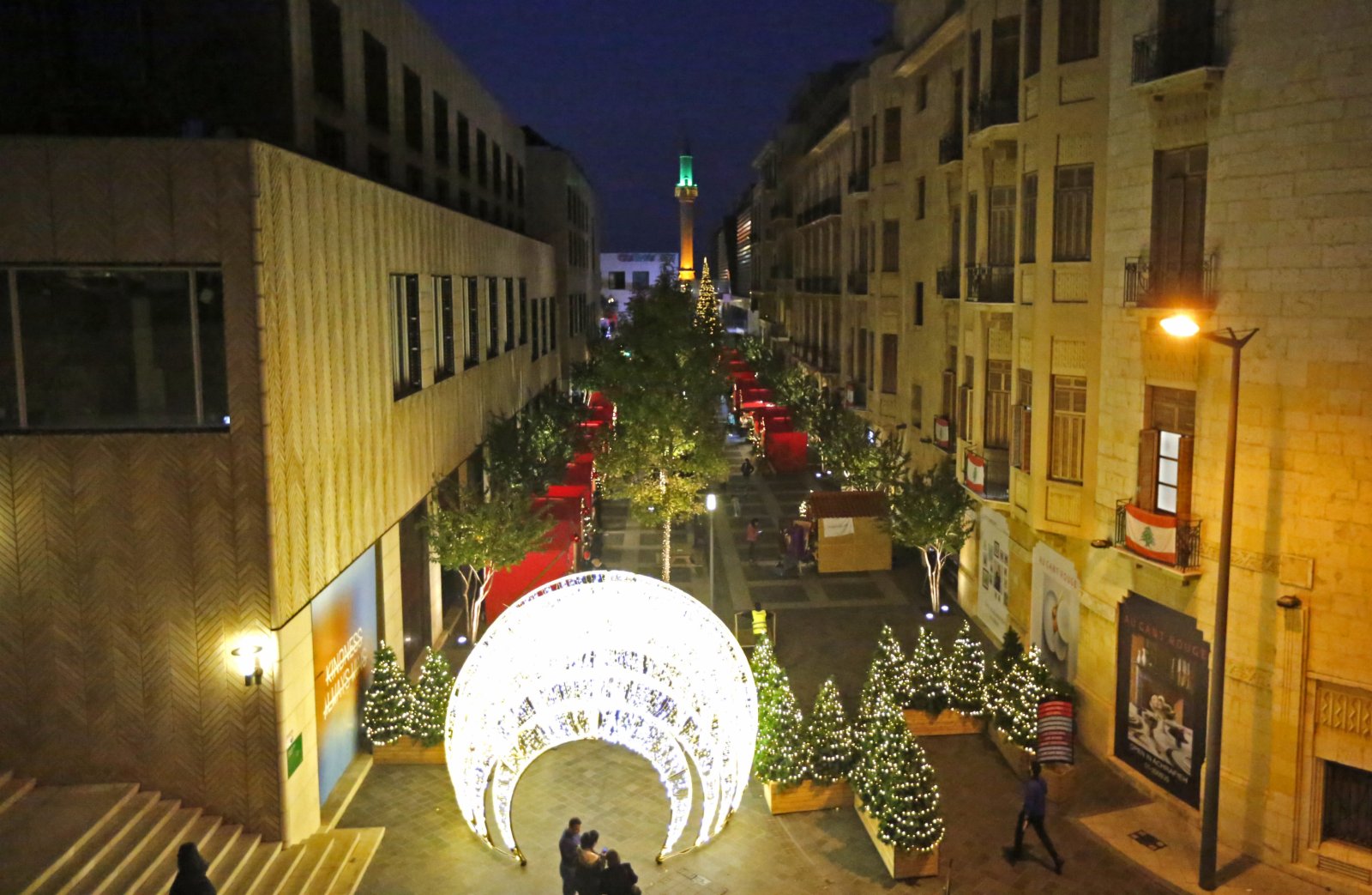 這是12月6日在黎巴嫩貝魯特拍攝的被聖誕樹與聖誕飾品裝扮一新的街道。新華社
