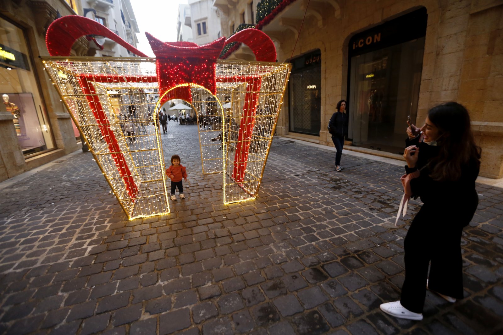 12月6日，人們在黎巴嫩貝魯特街邊聖誕節裝飾旁拍照。新華社