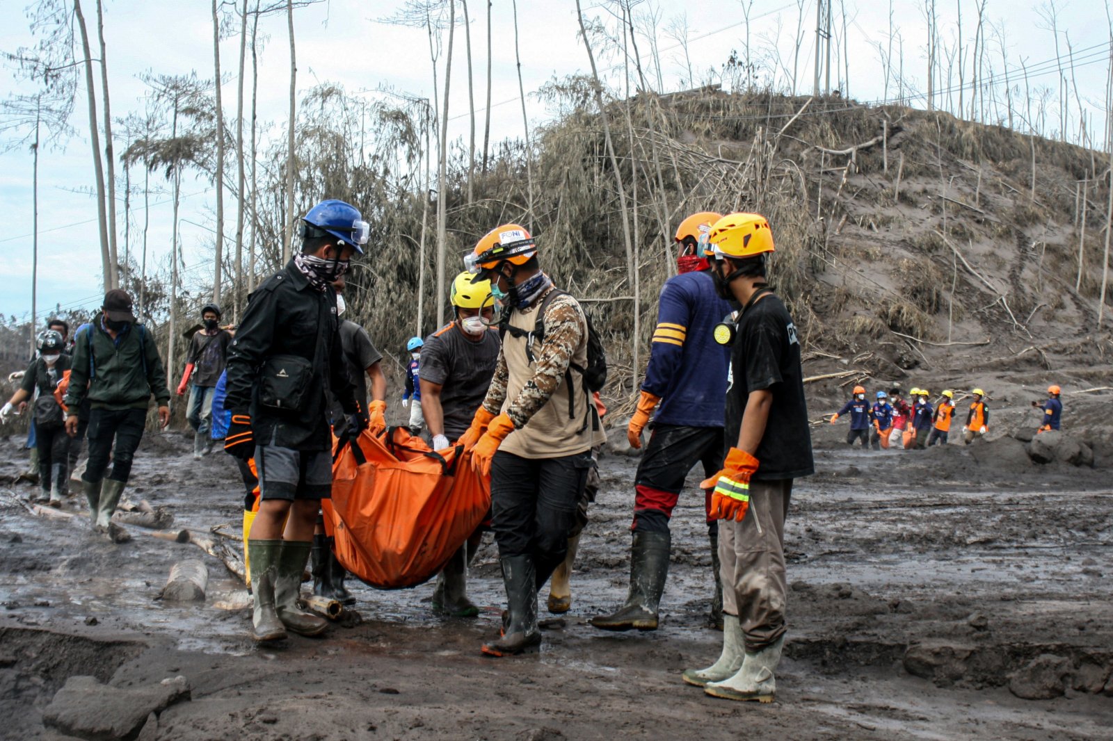 12月7日，在印度尼西亞東爪哇省盧馬姜，救援人員轉移遇難者遺體。（新華社）