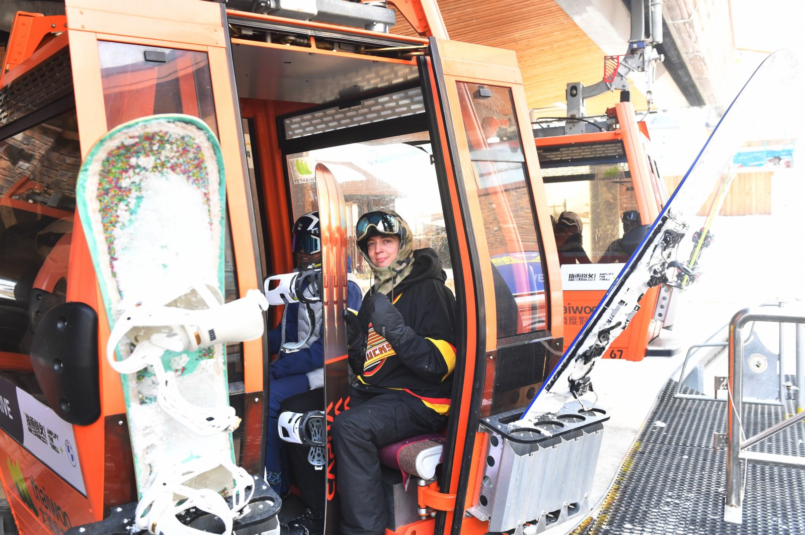 12月8日，在河北省張家口市崇禮區的太舞滑雪小鎮，一位澳大利亞滑雪愛好者乘坐纜車前往雪場。