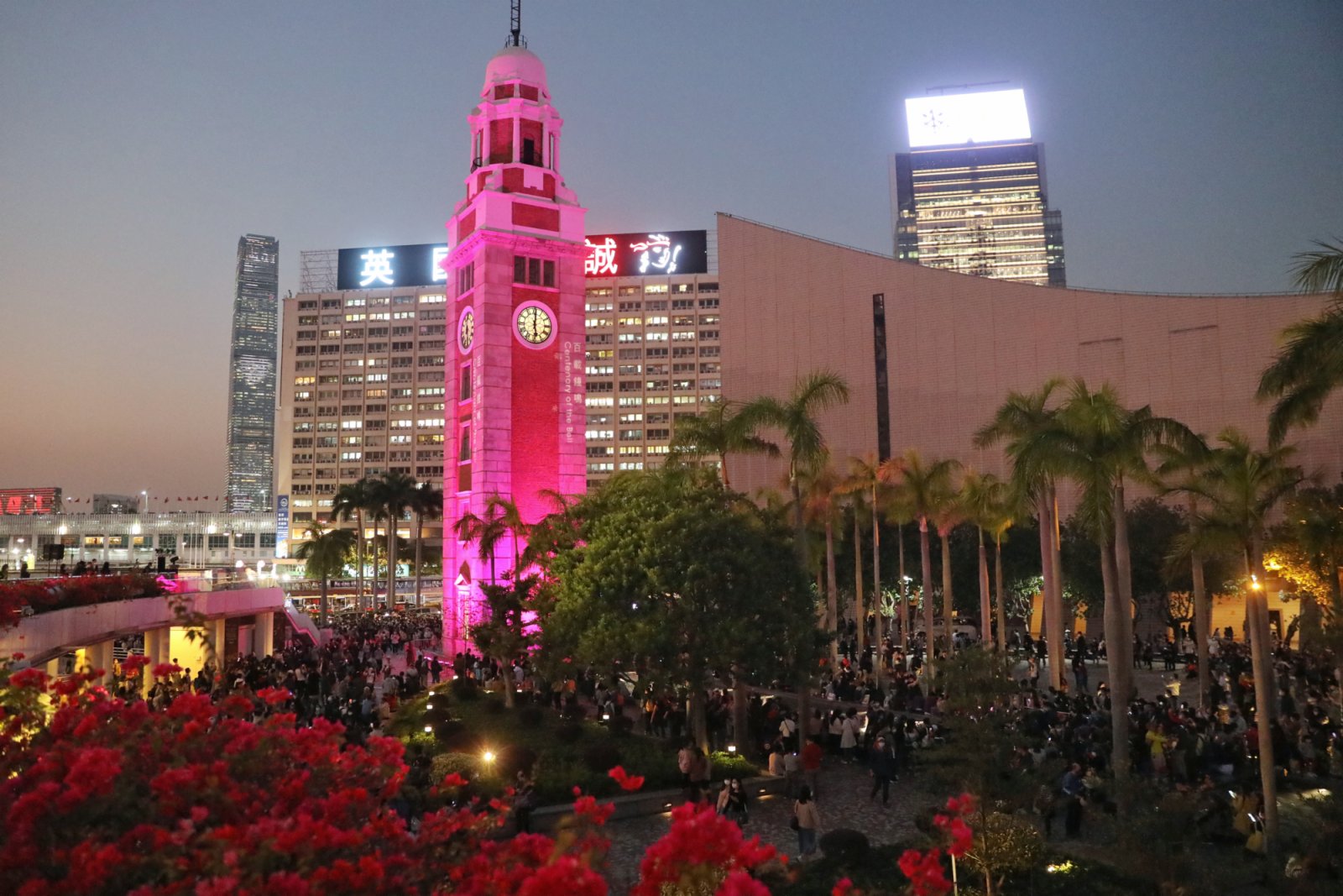 圖為香港特區政府民政事務局局長徐英偉、古物諮詢委員會主席蘇彰德，以及康樂及文化事務署署長劉明光主持啟動儀式。（香港中通社）