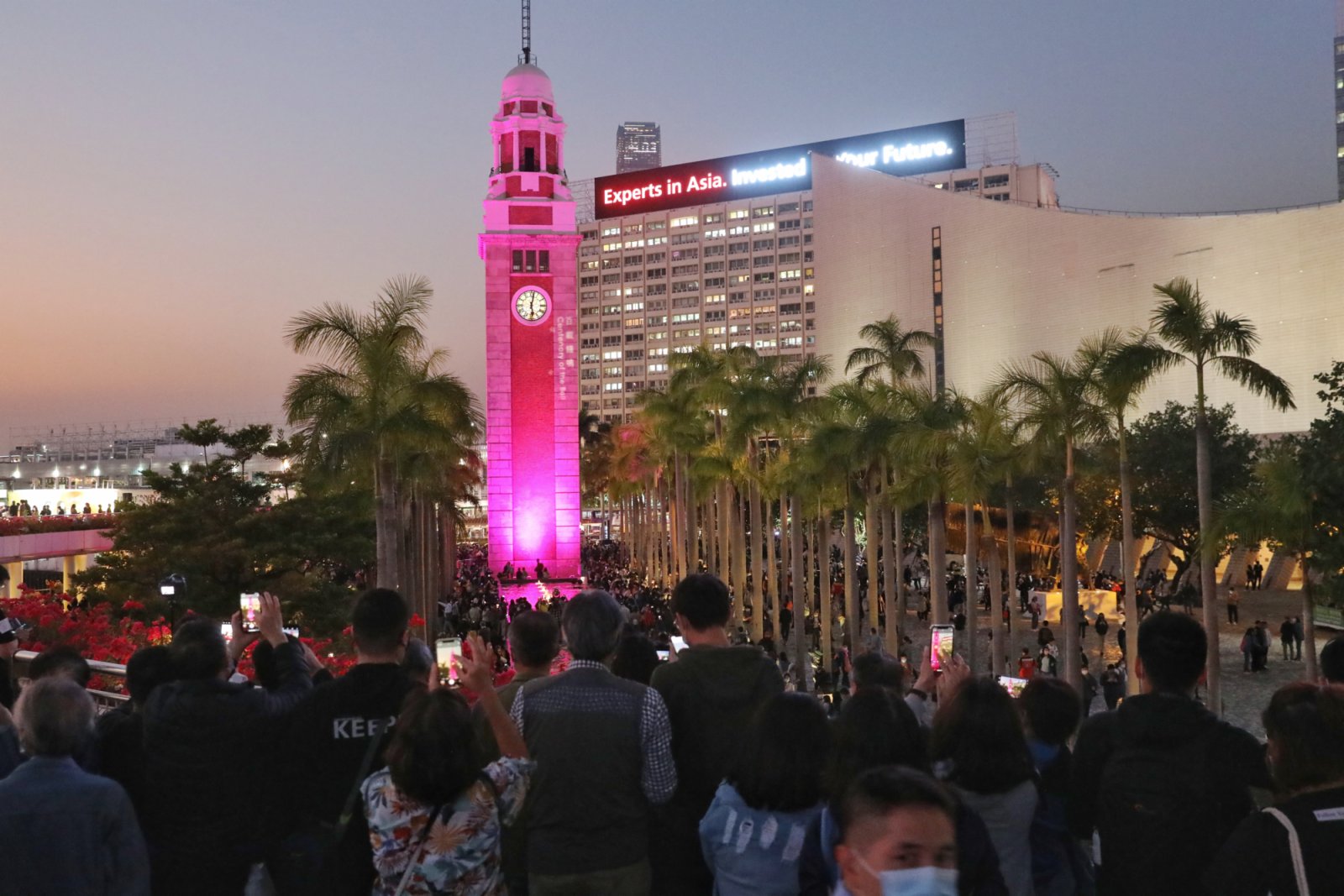 圖為香港特區政府民政事務局局長徐英偉、古物諮詢委員會主席蘇彰德，以及康樂及文化事務署署長劉明光主持啟動儀式。（香港中通社）