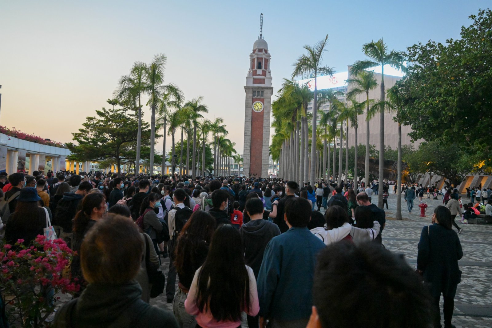 圖為香港特區政府民政事務局局長徐英偉、古物諮詢委員會主席蘇彰德，以及康樂及文化事務署署長劉明光主持啟動儀式。（香港中通社）