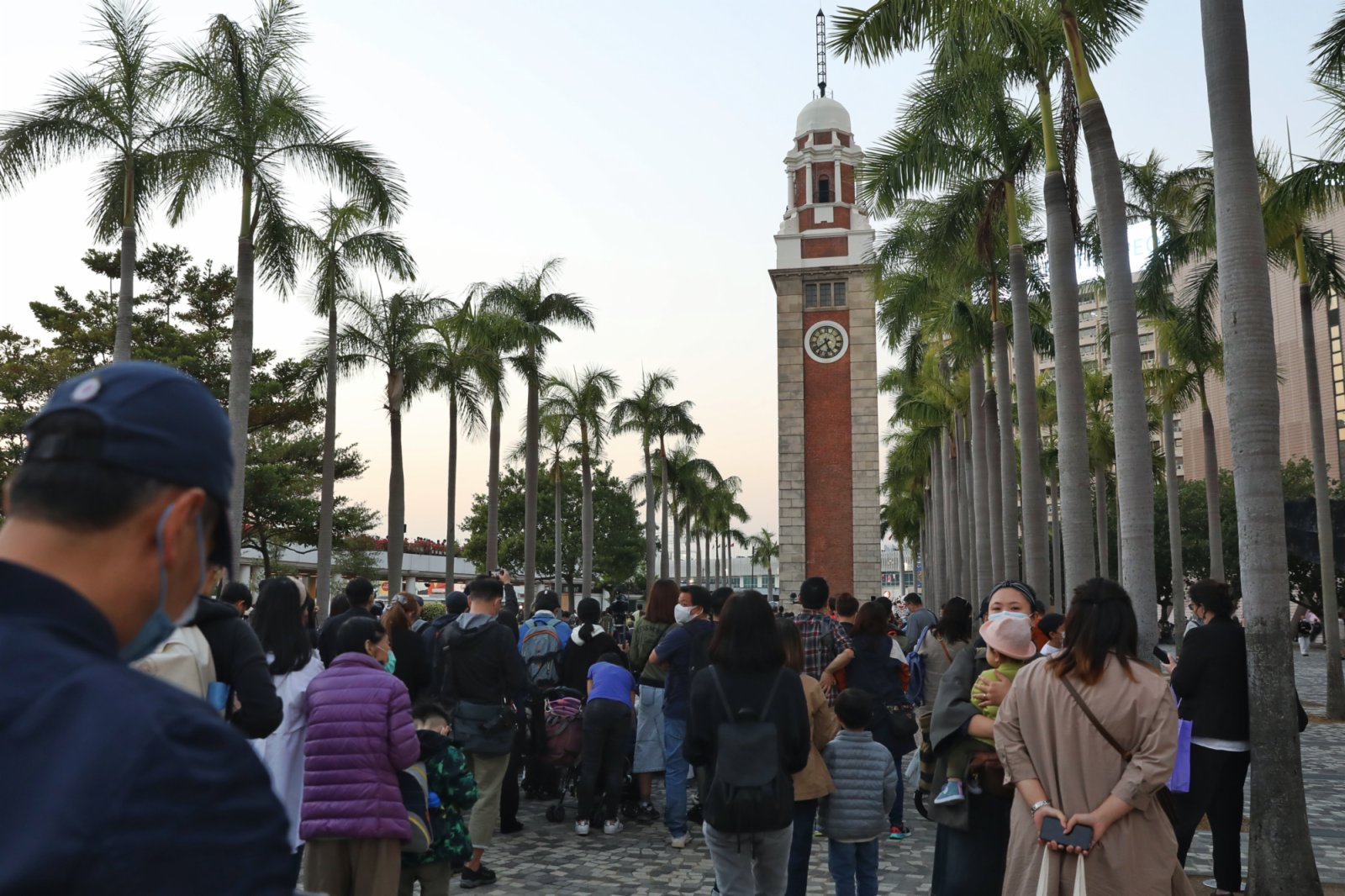 圖為香港特區政府民政事務局局長徐英偉、古物諮詢委員會主席蘇彰德，以及康樂及文化事務署署長劉明光主持啟動儀式。（香港中通社）