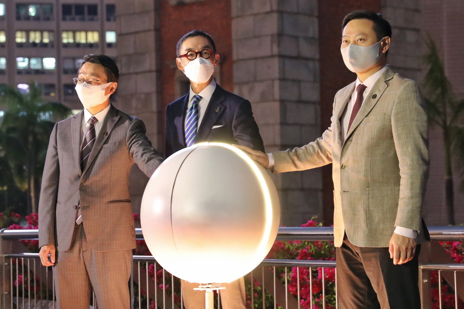 圖為香港特區政府民政事務局局長徐英偉、古物諮詢委員會主席蘇彰德，以及康樂及文化事務署署長劉明光主持啟動儀式。（香港中通社）