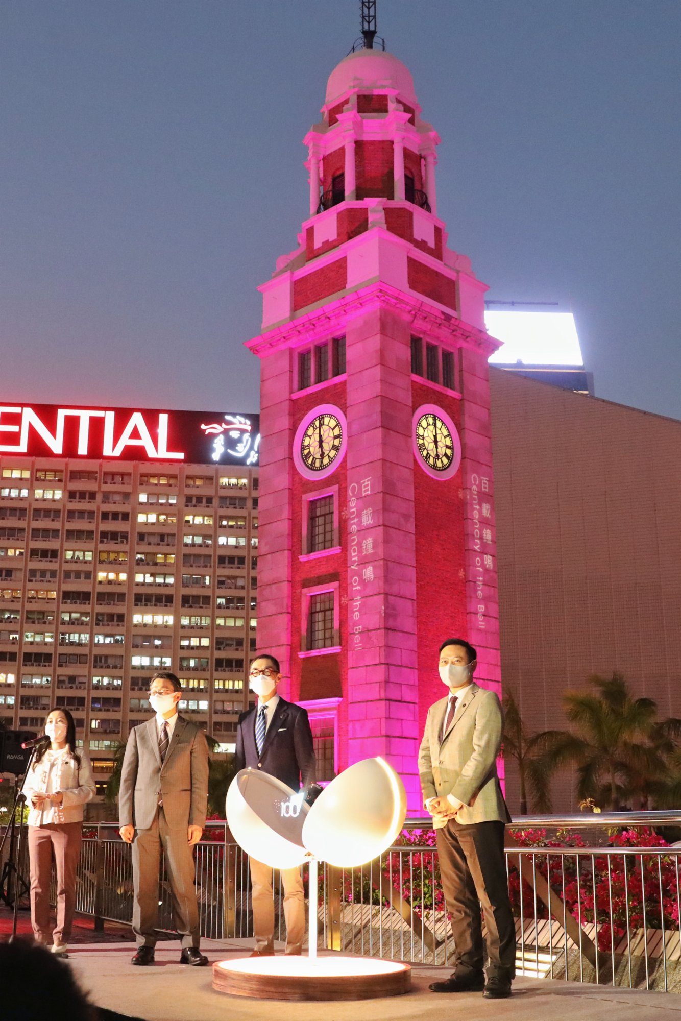 圖為香港特區政府民政事務局局長徐英偉、古物諮詢委員會主席蘇彰德，以及康樂及文化事務署署長劉明光主持啟動儀式。（香港中通社）