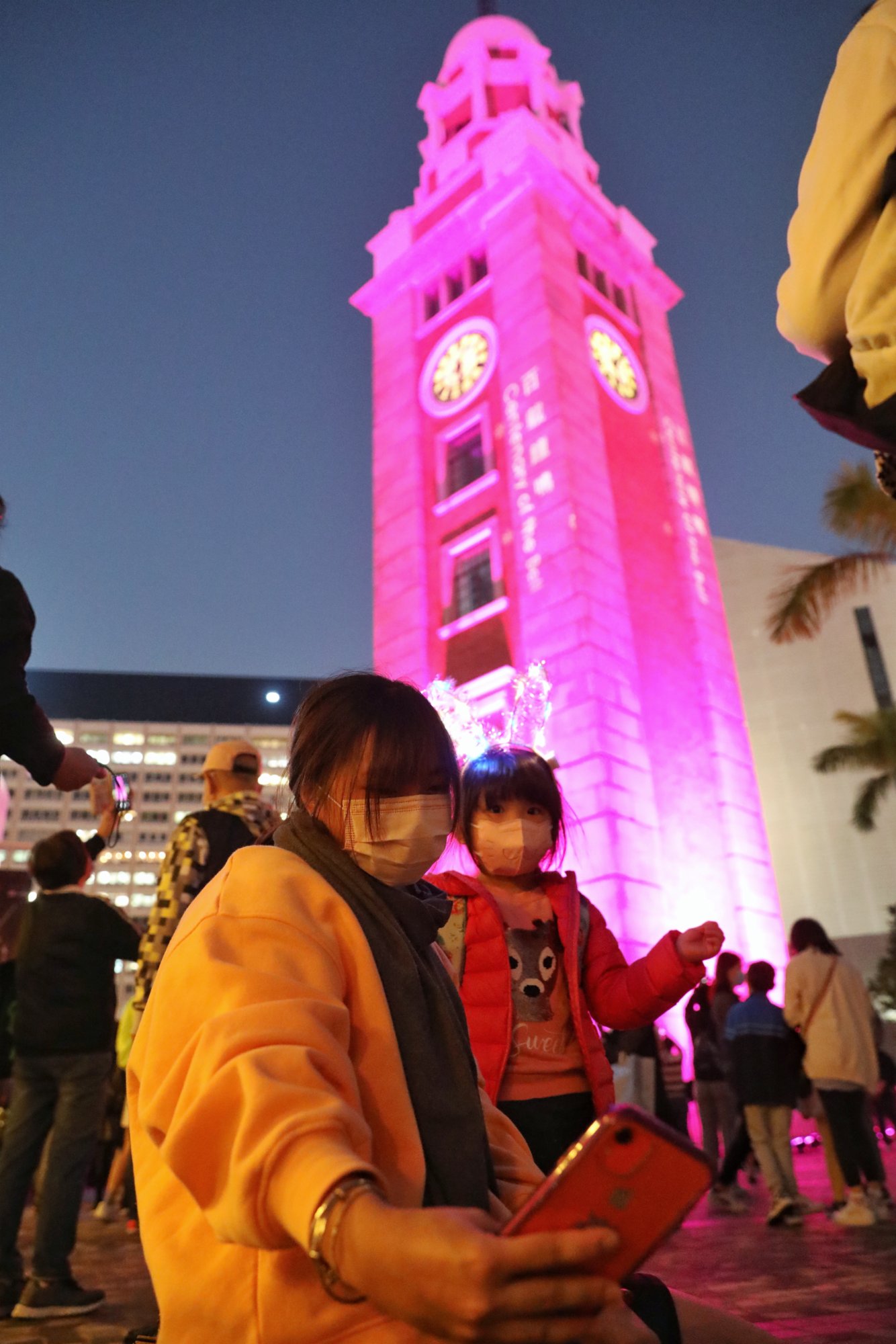 圖為香港特區政府民政事務局局長徐英偉、古物諮詢委員會主席蘇彰德，以及康樂及文化事務署署長劉明光主持啟動儀式。（香港中通社）