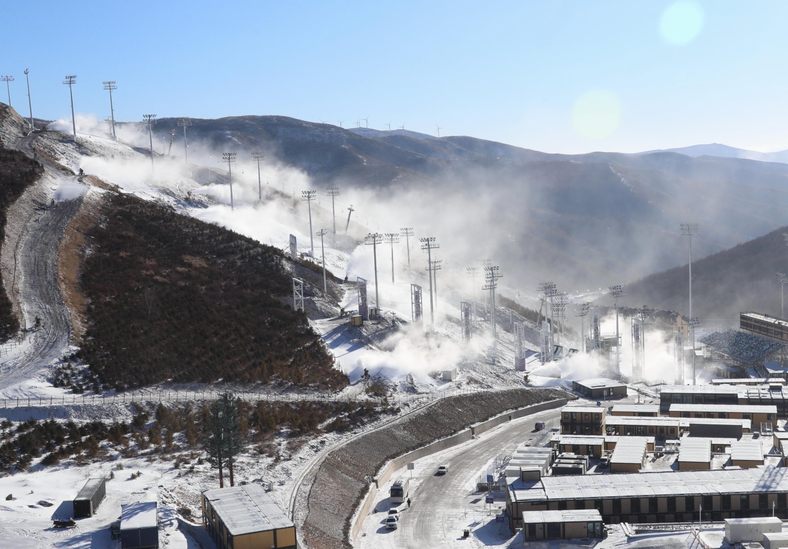 這是12月17日拍攝的雲頂滑雪公園賽道造雪的場景。（新華社）
