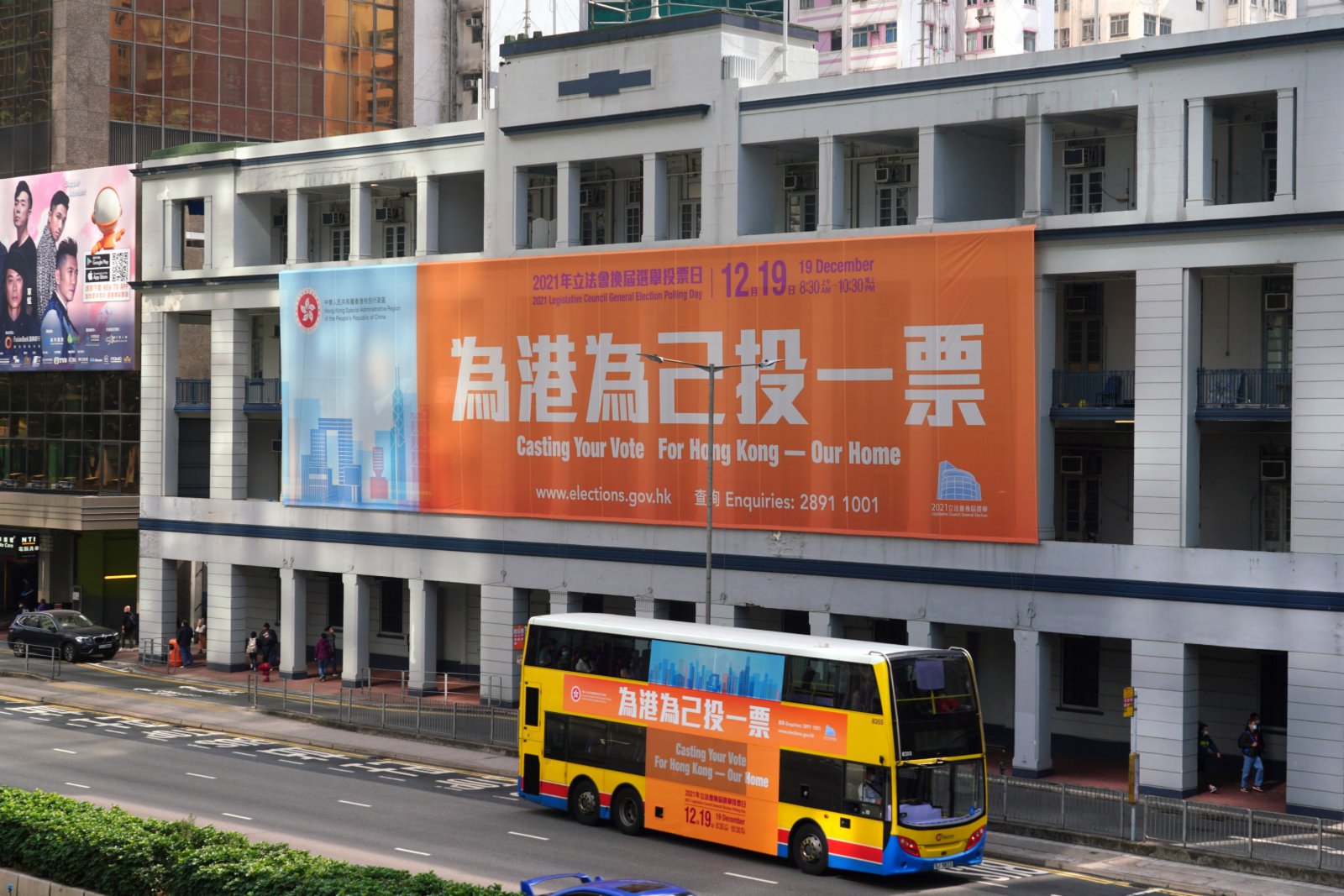 12月18日，有關立法會換屆選舉的宣傳廣告在香港街頭隨處可見。（中新社）