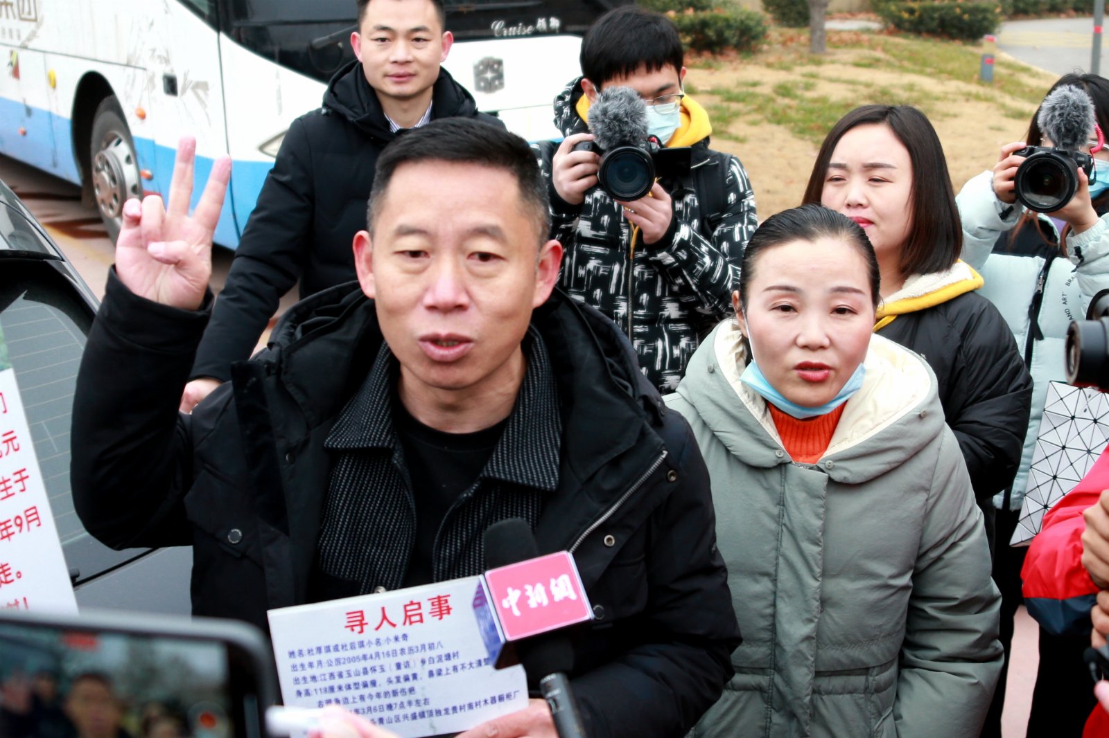 孫海洋、彭四英接受媒體採訪。（中新社）