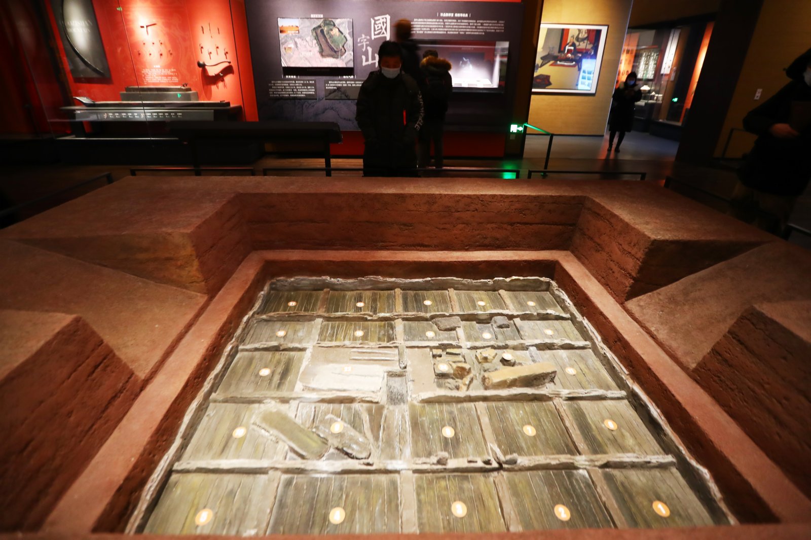 圖為民眾參觀樟樹博物館內的國字山墓葬模型。 （中新社）