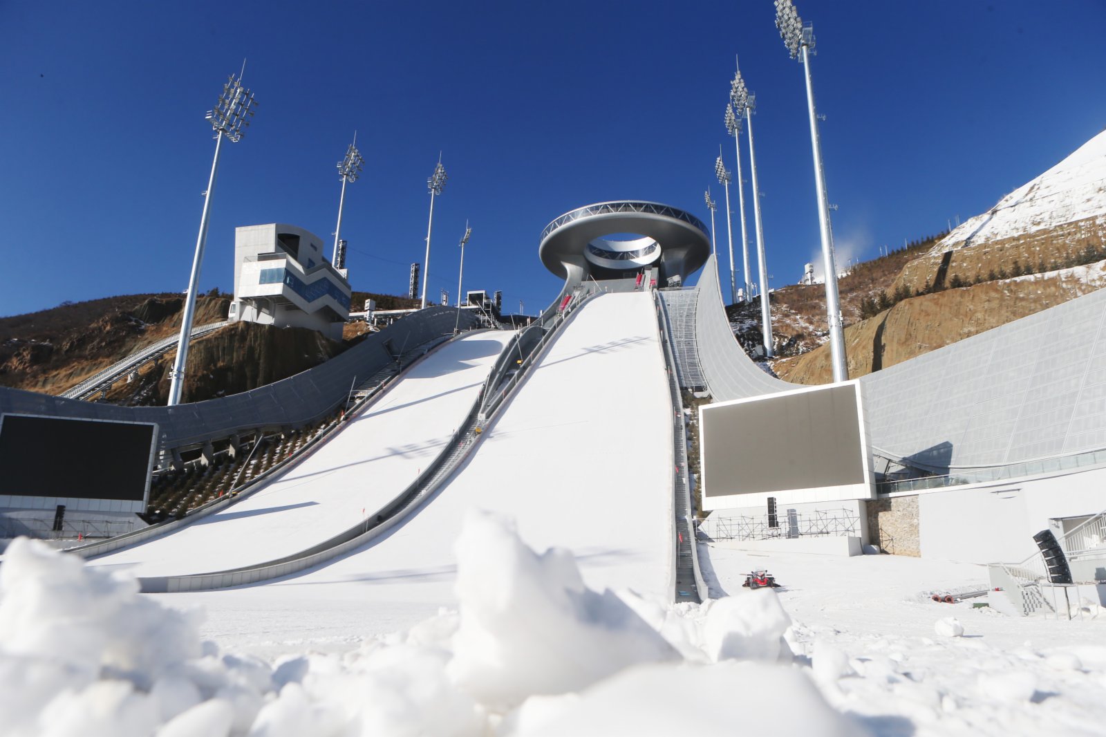 這是12月21日拍攝的國家跳台滑雪中心。（新華社）