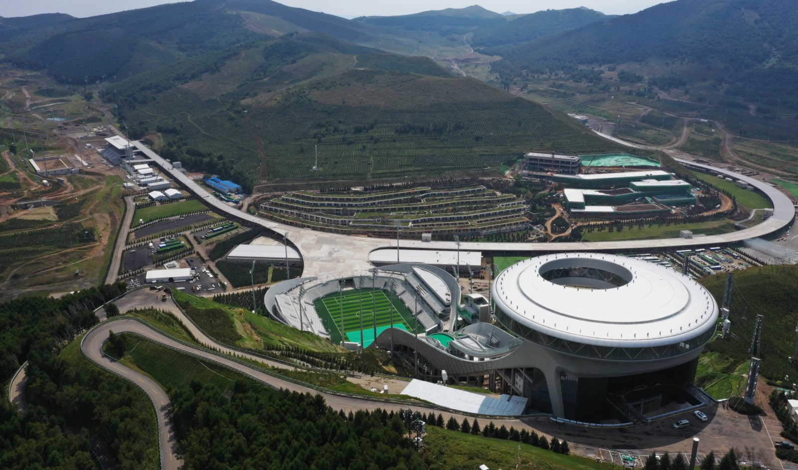 這是2021年9月1日拍攝的張家口賽區國家跳臺滑雪中心（無人機照片）。