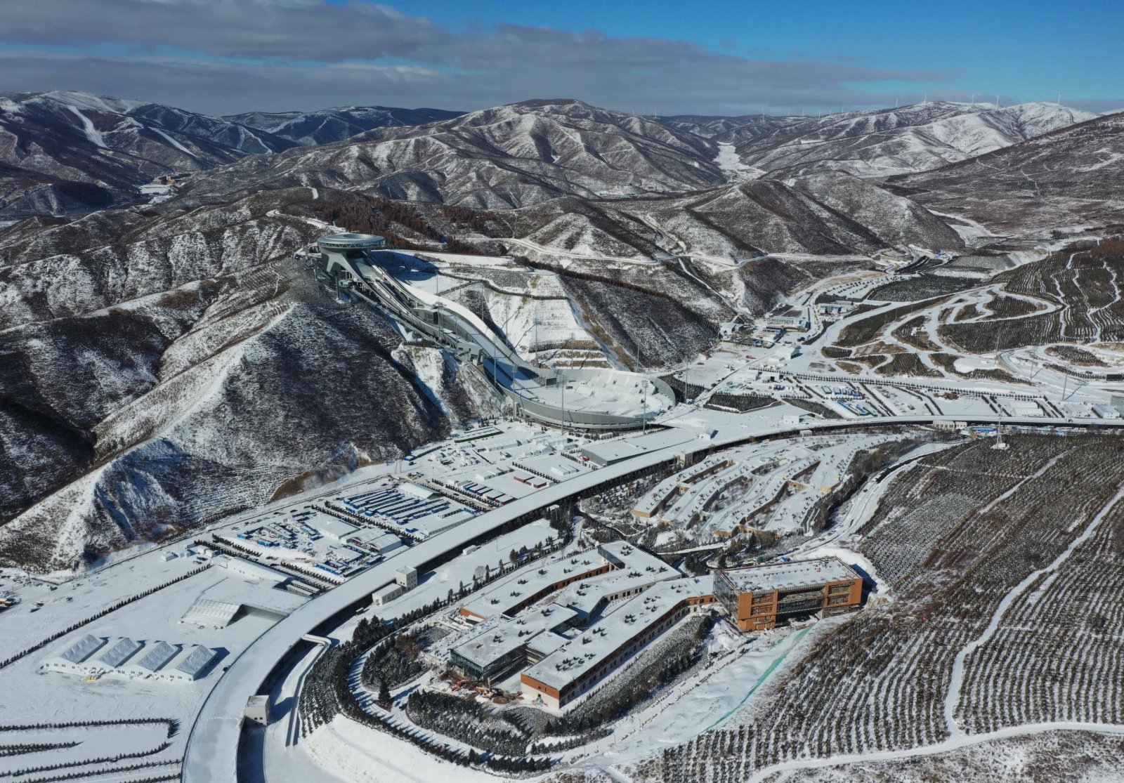 這是2021年11月8日攝拍攝的張家口賽區國家跳臺滑雪中心（無人機照片）。