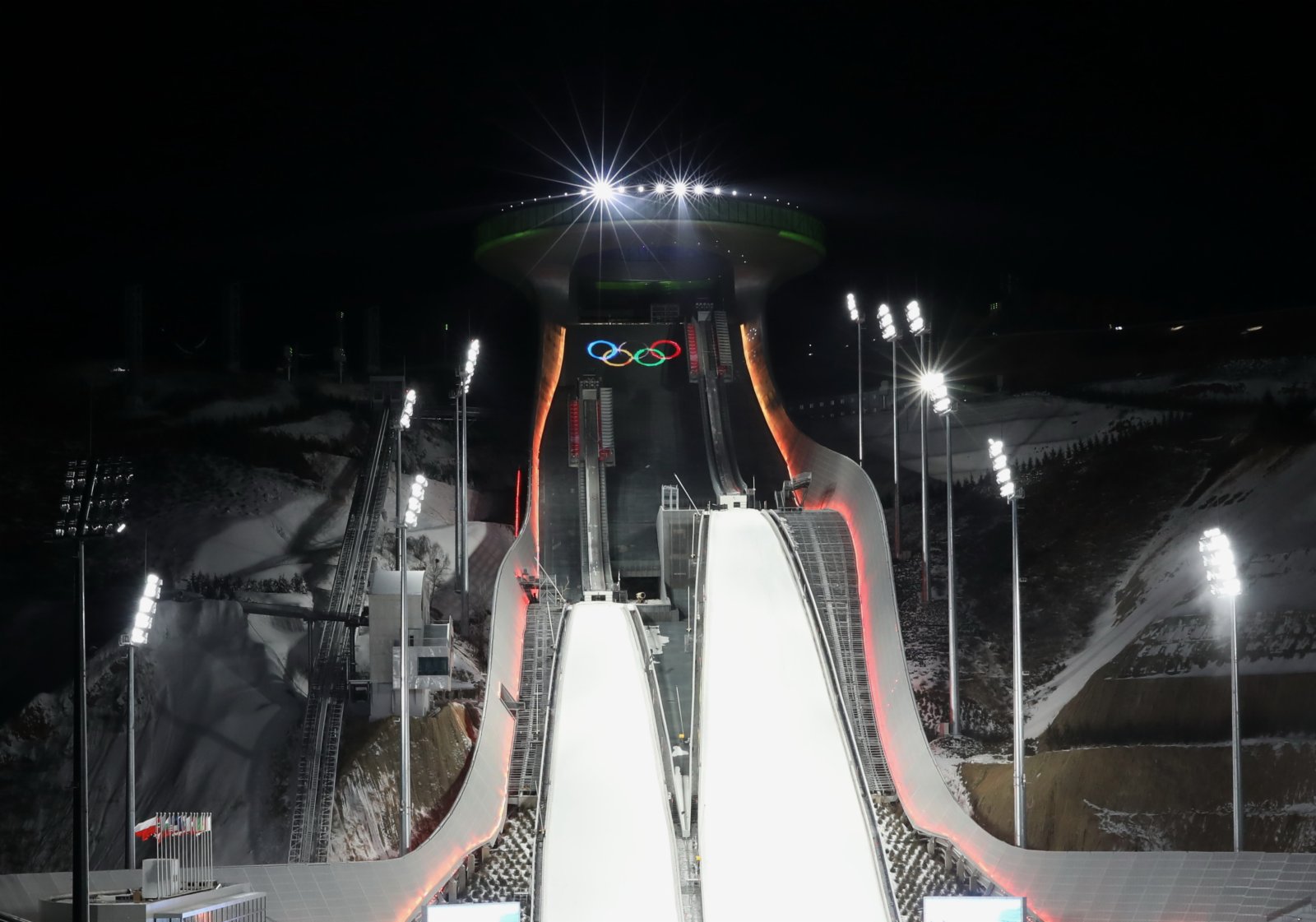這是張家口賽區國家跳臺滑雪中心夜景（2021年12月31日攝）。