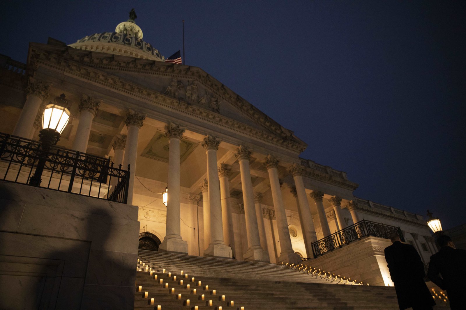 美國首都華盛頓國會大廈降半旗、擺放蠟燭，紀念國會山騷亂事件一周年。（新華社）