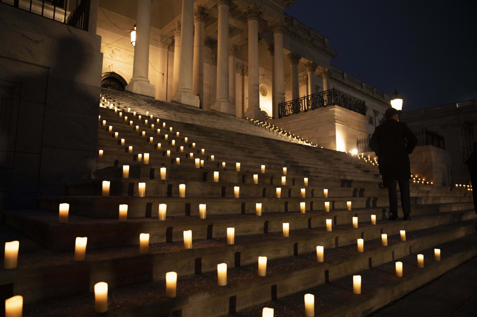 美國首都華盛頓國會大廈外擺放蠟燭紀念國會山騷亂事件一周年。（新華社）