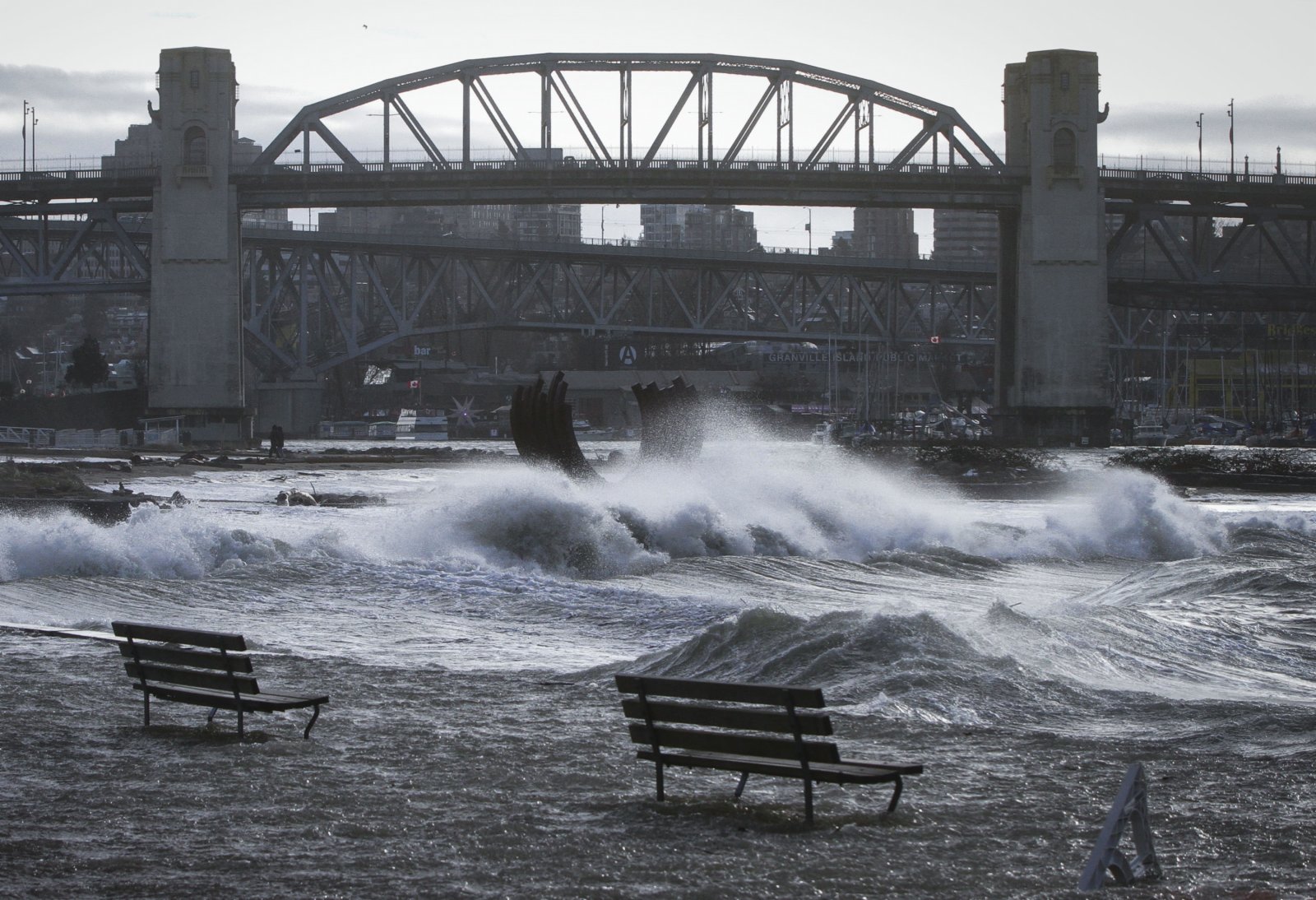1月7日，在加拿大溫哥華，英吉利灣海浪翻滾。（新華社）