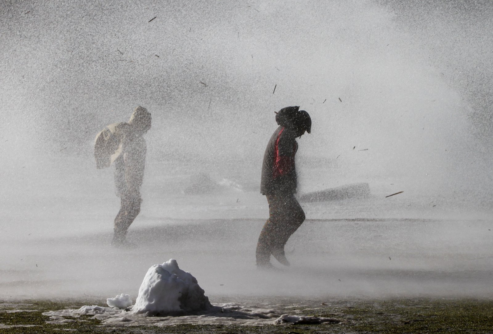 1月7日，在加拿大溫哥華，人們站在英吉利灣的風浪中。（新華社）