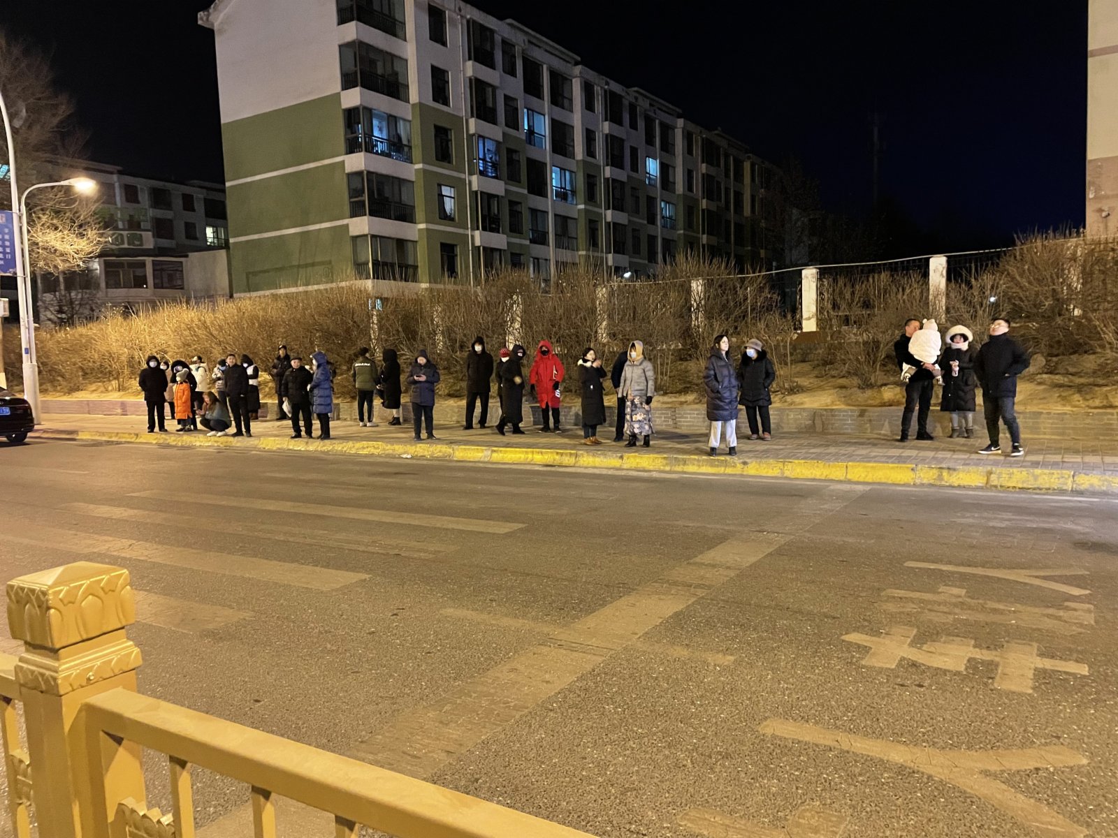 1月8日，在青海省西寧市，市民紛紛下樓避險。（新華社）