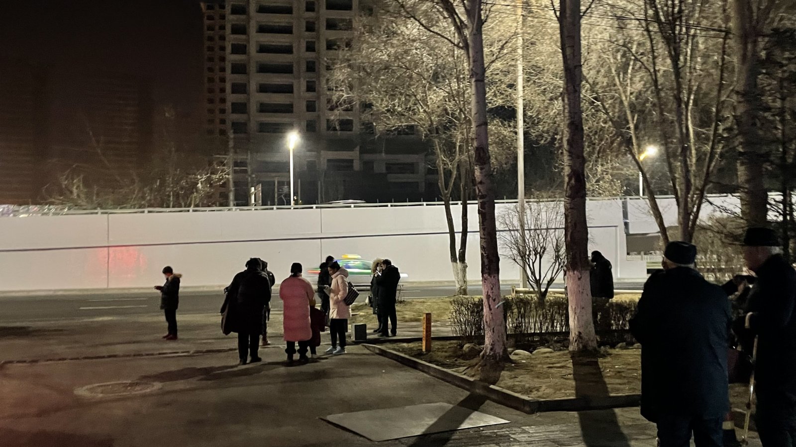 1月8日，在青海省西寧市，市民紛紛到空曠處躲避。（新華社）