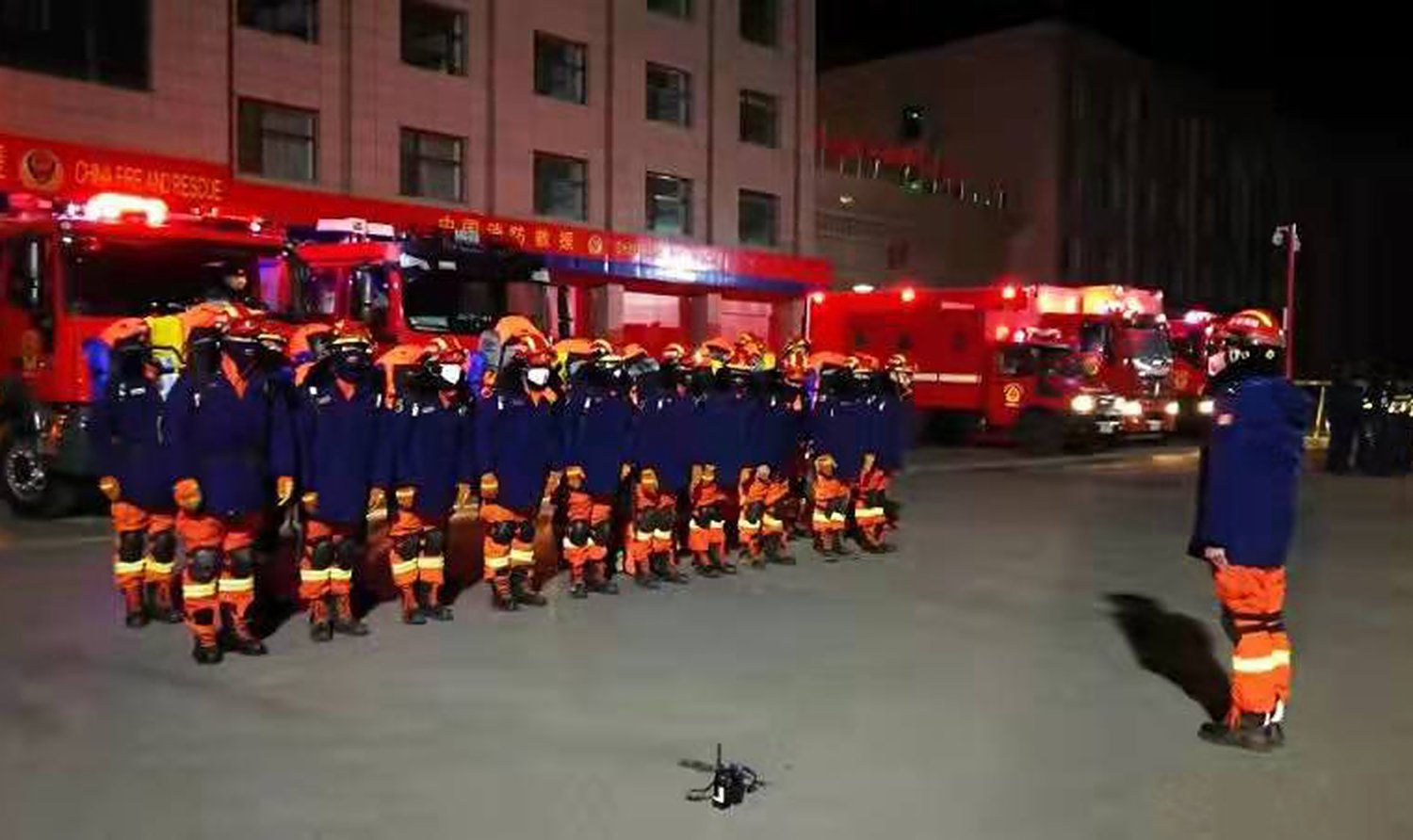 青海省西寧市消防救援隊員正在緊急集合。（新華社）