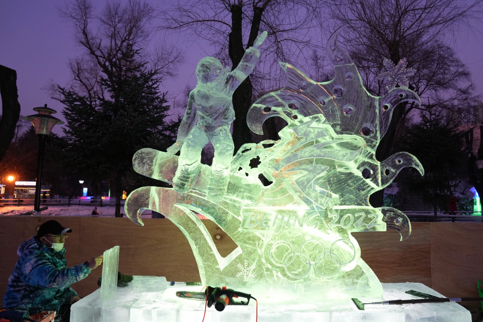 1月7日，在哈爾濱冰燈藝術遊園會園區的全國專業冰雕比賽現場，冰雕師在進行冰雕藝術作品創作。（新華社）