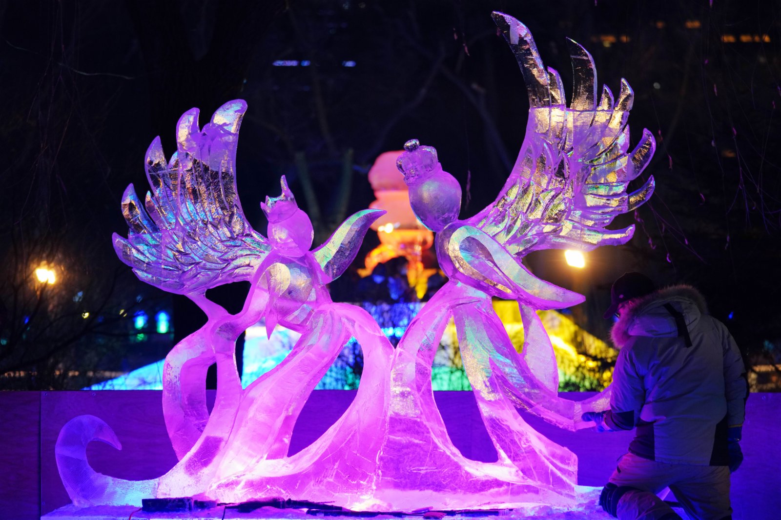 1月7日，在哈爾濱冰燈藝術遊園會園區的全國專業冰雕比賽現場，冰雕師在進行冰雕藝術作品創作。（新華社）