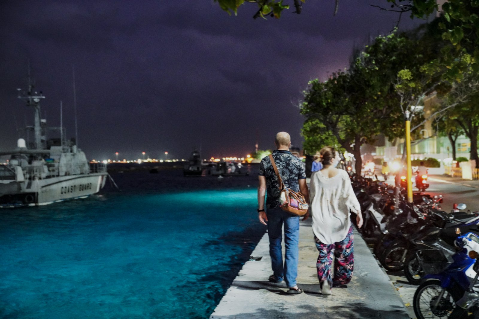 1月6日，遊客在馬爾代夫首都馬累欣賞夜景。
