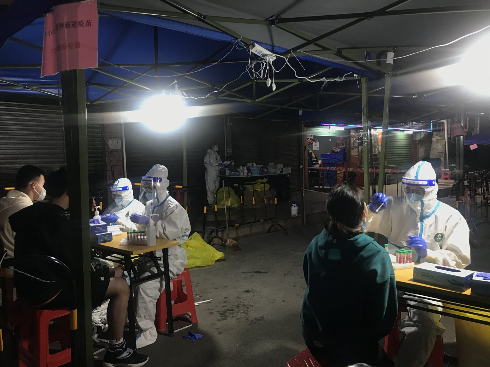 圖為深圳市龍崗區居民有序進行核酸檢測。（記者江月攝）