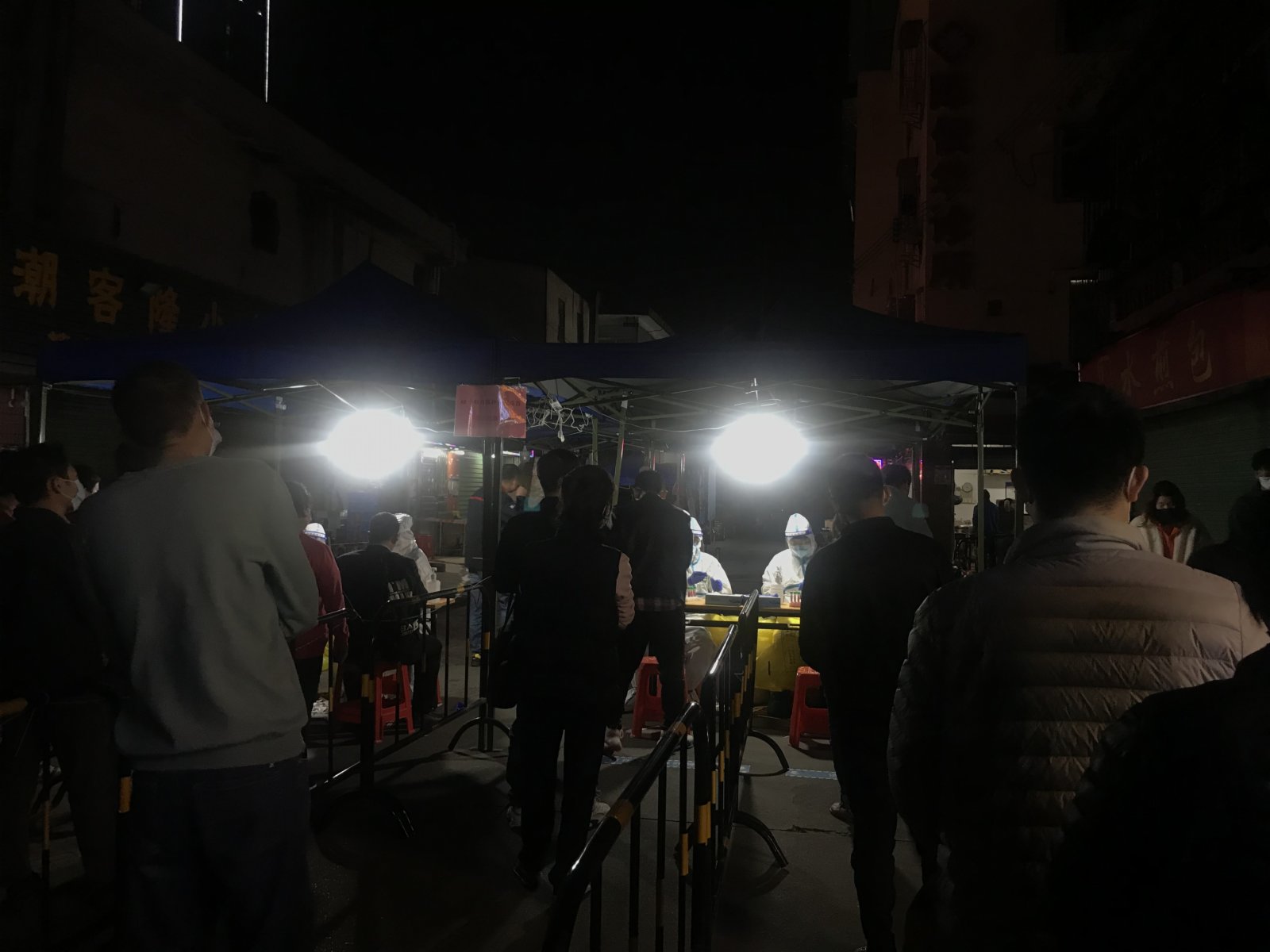 圖為深圳市龍崗區居民有序進行核酸檢測。（記者江月攝）