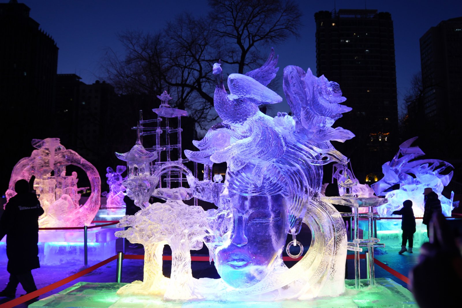 1月8日，遊客在哈爾濱冰燈藝術遊園會園區欣賞冰雕作品。（新華社）