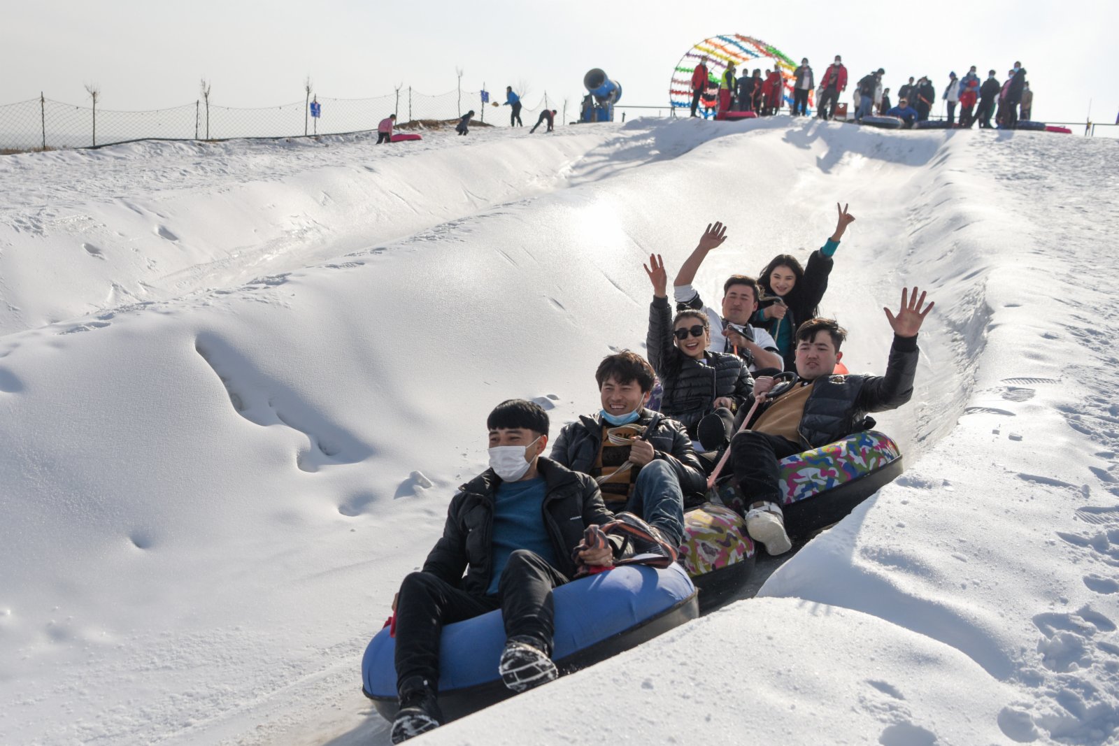 遊客在新疆墨玉縣舞伊納克滑雪場滑雪圈。（新華社）
