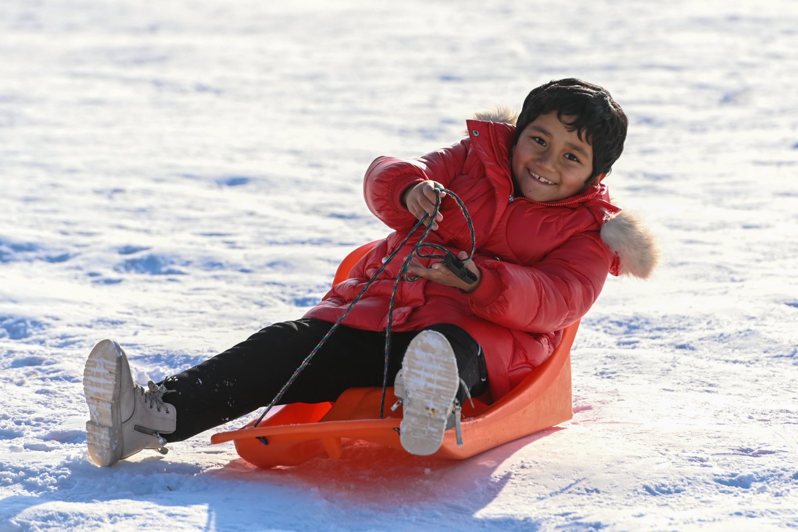 一名小朋友在新疆墨玉縣舞伊納克滑雪場遊玩。（新華社）