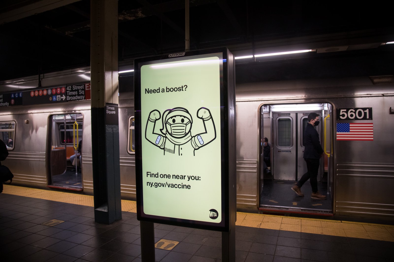 這是1月9日在美國紐約一處地鐵站內拍攝的新冠疫苗加強針廣告。（新華社）