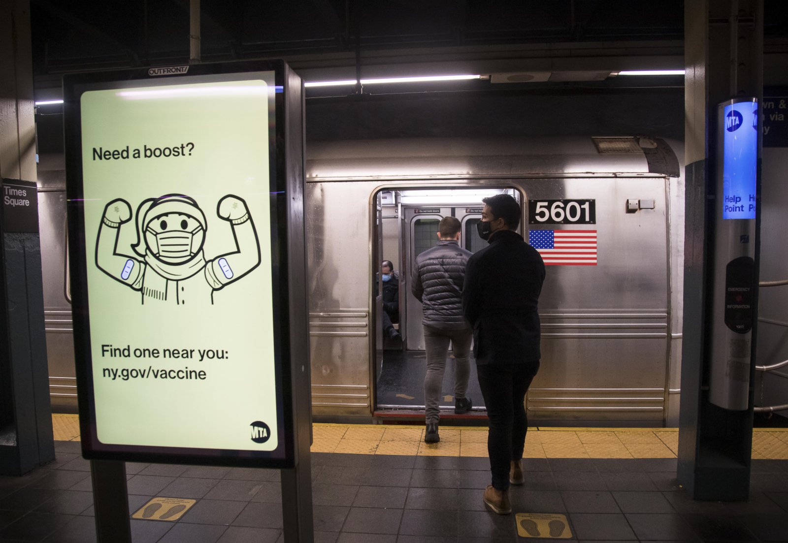 這是1月9日在美國紐約一處地鐵站內拍攝的新冠疫苗加強針廣告。（新華社）