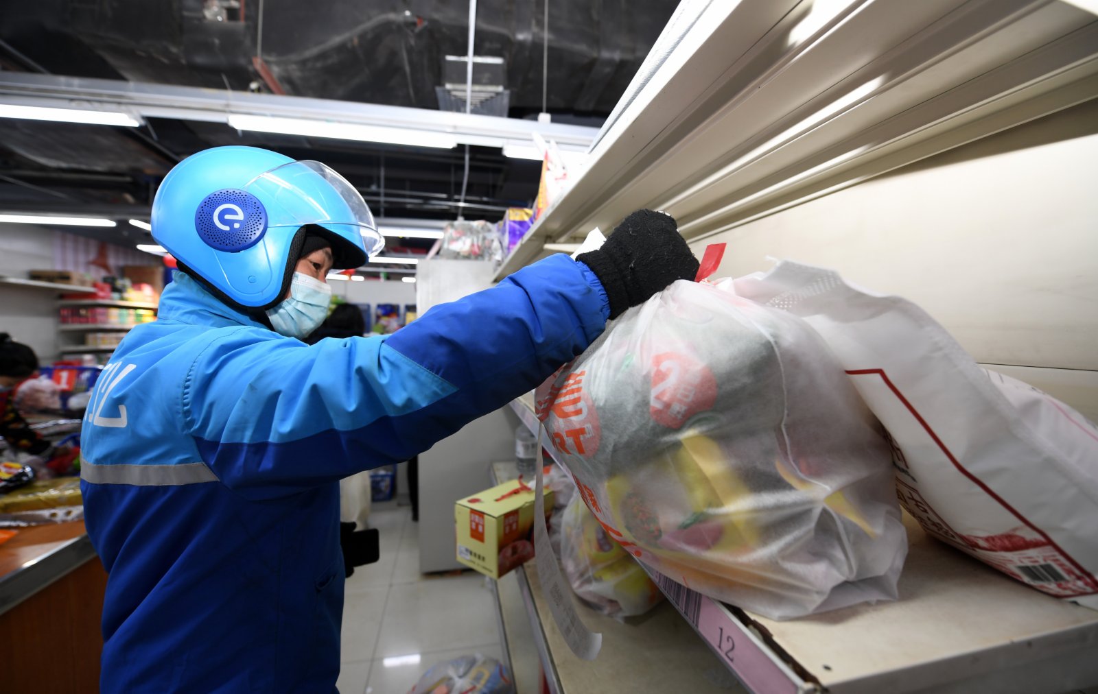 1月11日，外賣員在天津市物美超市（華苑店）內取貨。（新華社）