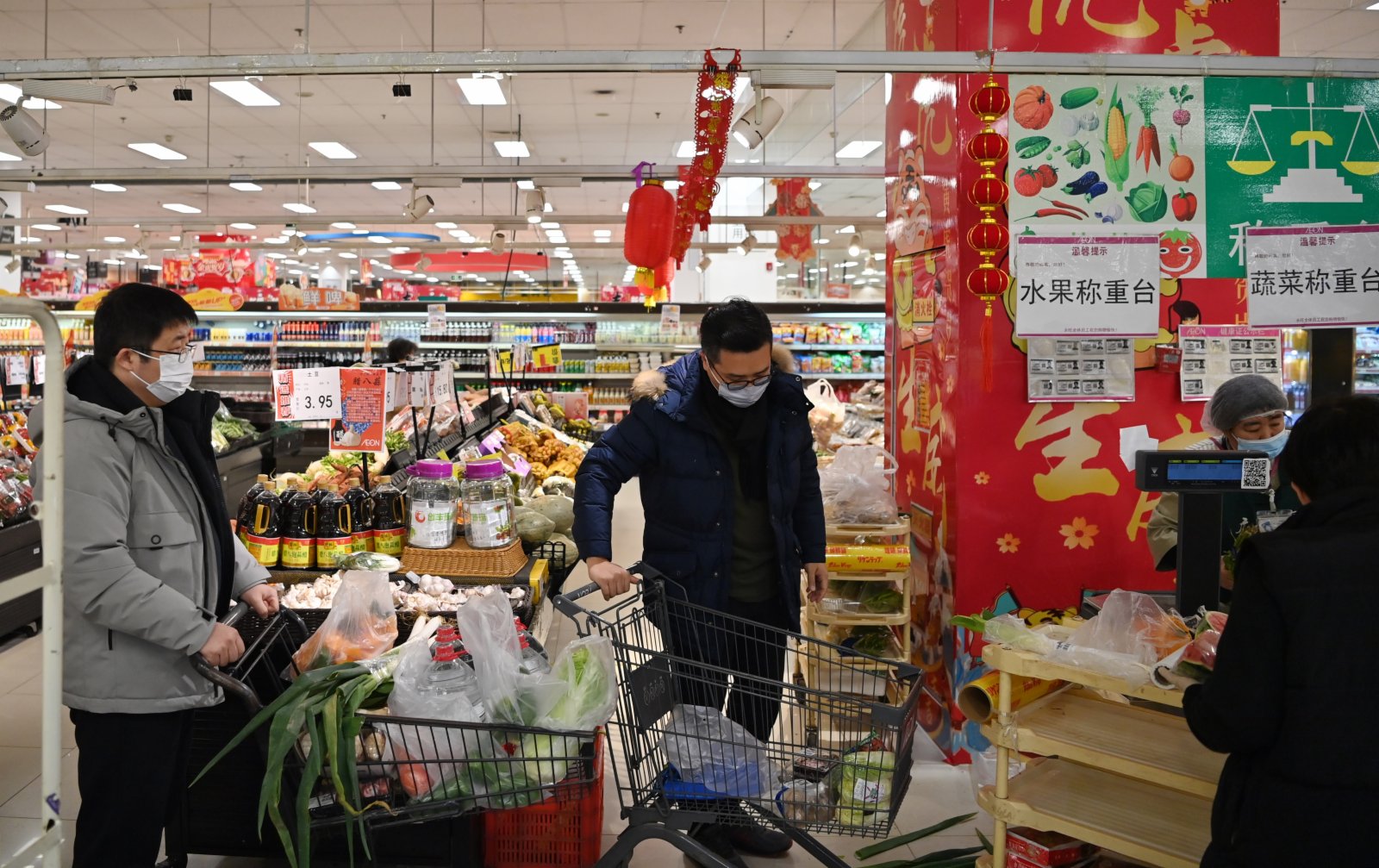 居民在天津市西青區中北鎮一大型超市內購買蔬菜。（新華社）