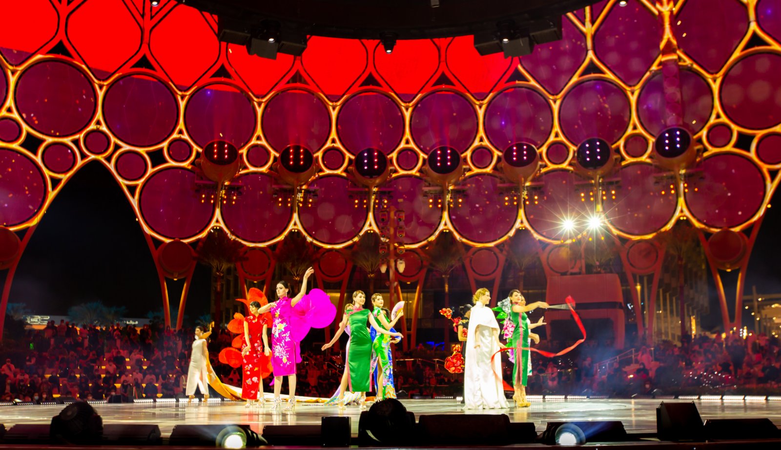 圖為1月10日，阿聯酋迪拜世博會的世博旗袍晚會現場。（新華社）