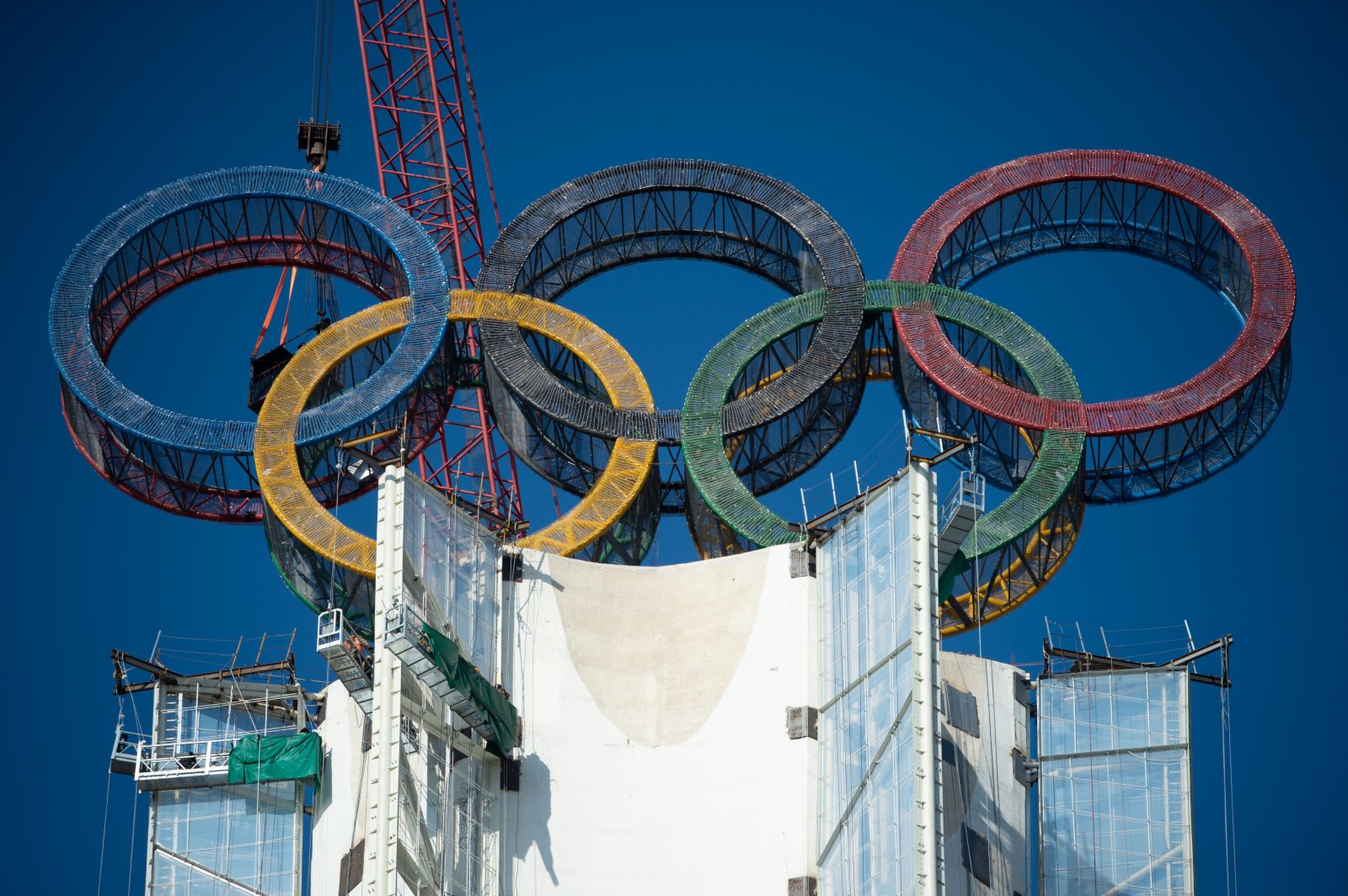 這是1月11日拍攝的「海陀塔」塔頂的奧運五環標誌。