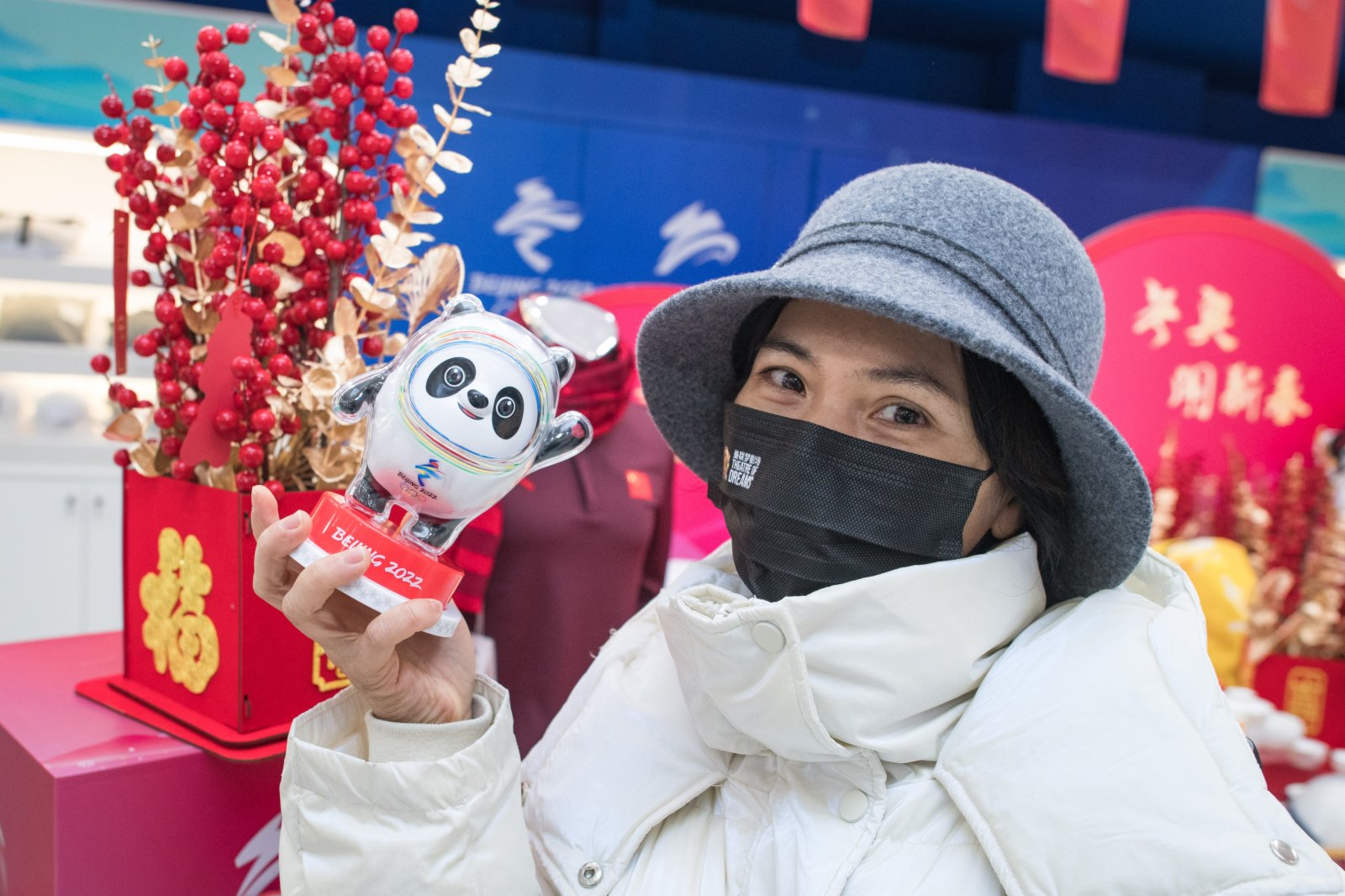 1月12日，市民展示購買的冬奧紀念品。（新華社）