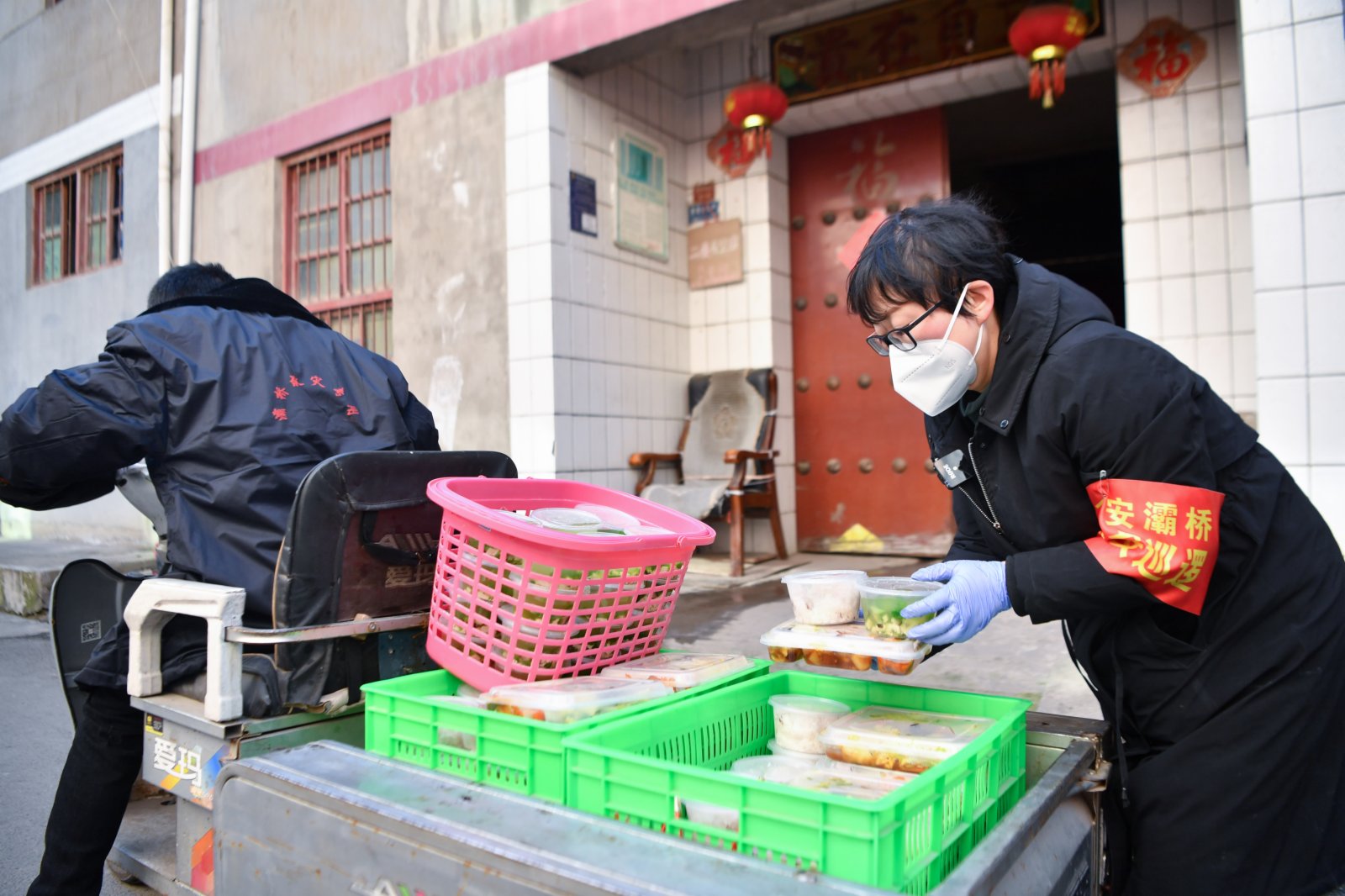 1月12日，三家村工作人員準備為一戶居民派送午餐。（新華社）