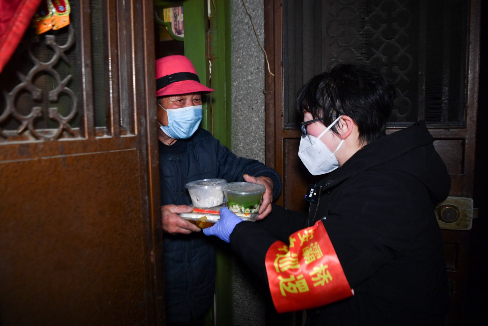 1月12日，三家村工作人員為一戶獨居老人派送午餐。（新華社）
