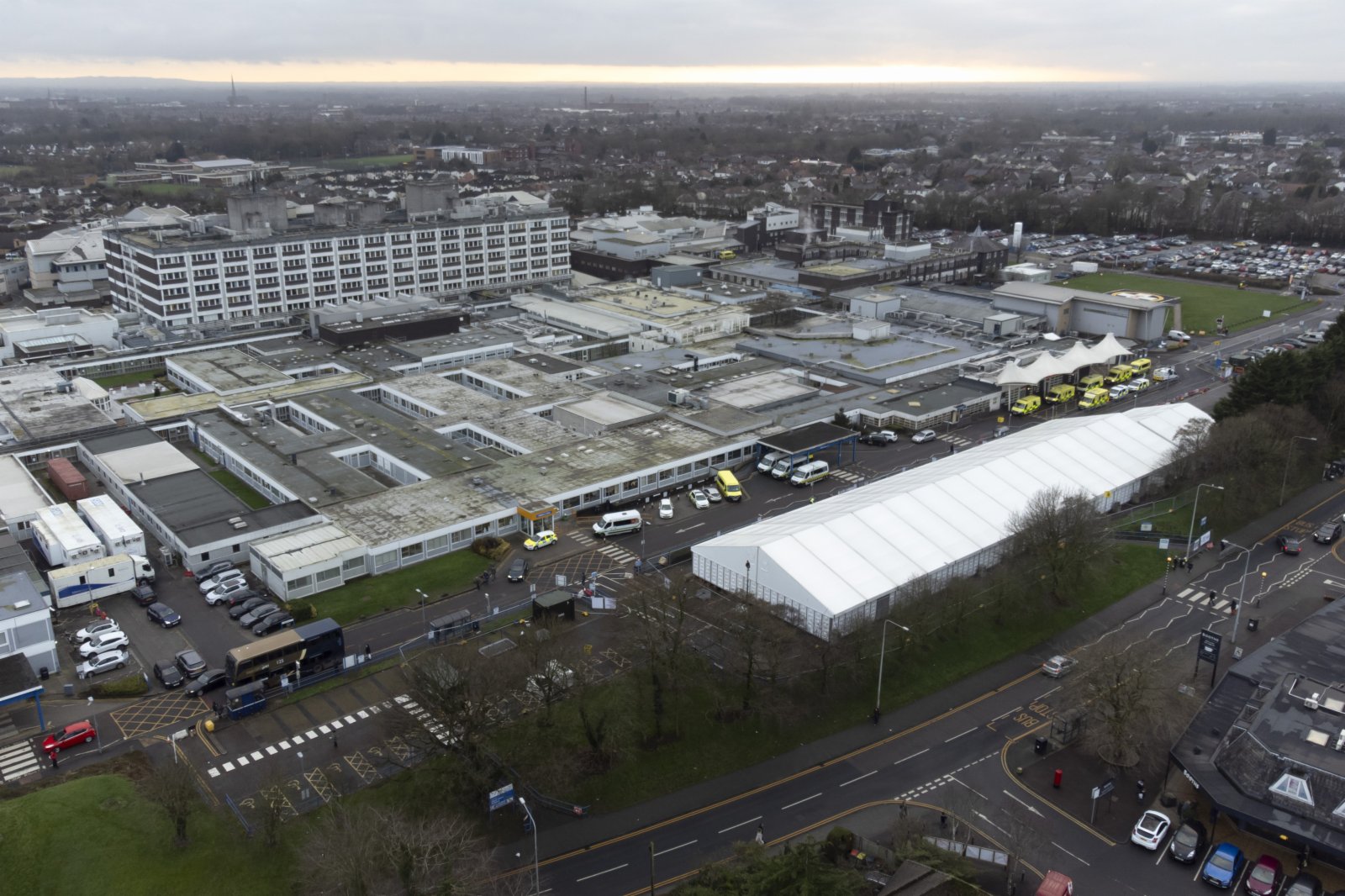 這是1月13日在英國普雷斯頓拍攝的一家正在建設中的臨時醫院（無人機照片）。