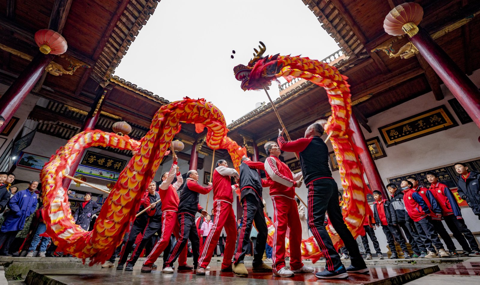  1月14日，江西省新余市觀巢鎮舞龍隊進行演出排練。（新華社）