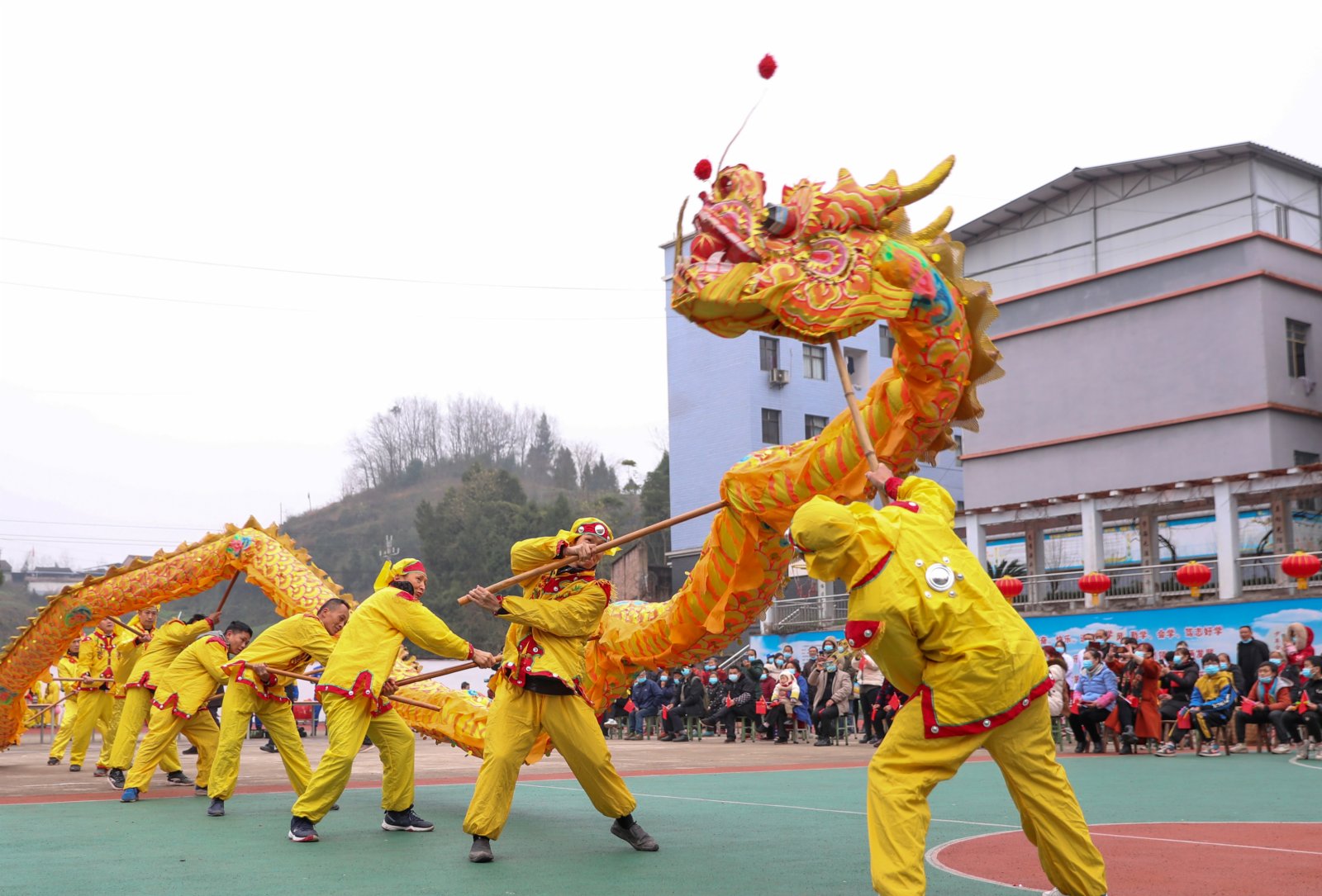 1月14日，四川省廣安市鄰水縣三古鎮的民間藝人表演舞龍。（新華社）