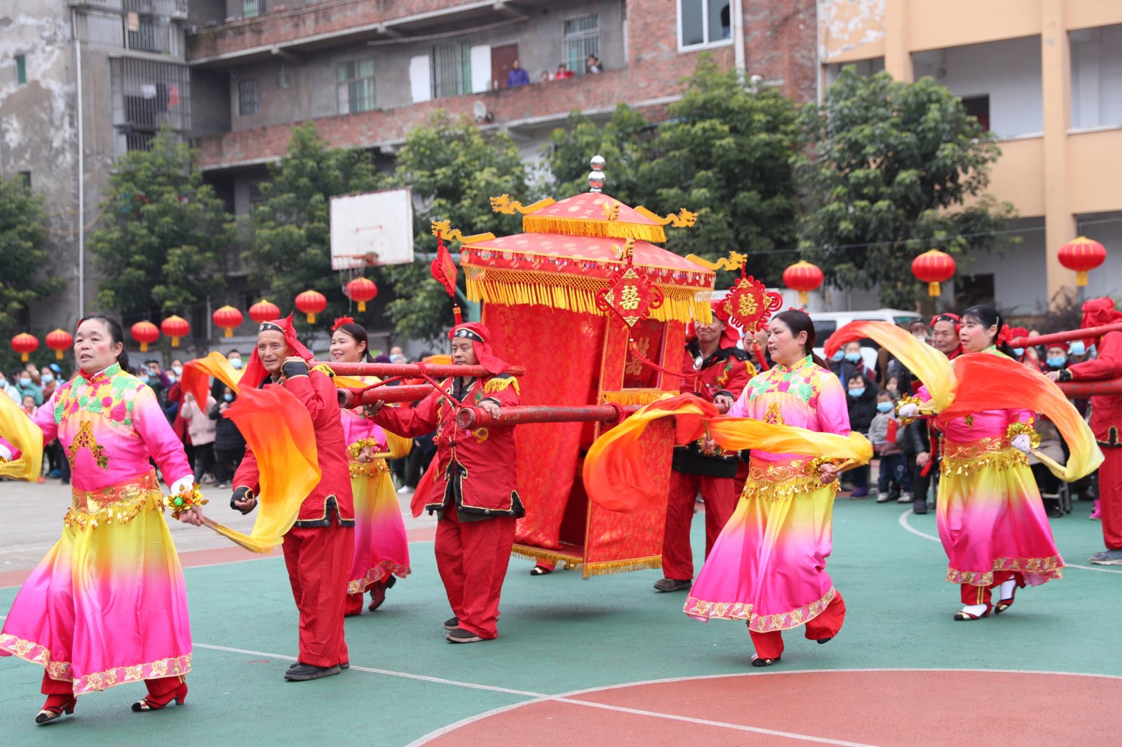 1月14日，四川省廣安市鄰水縣三古鎮的民間藝人表演「抬花轎」。（新華社）